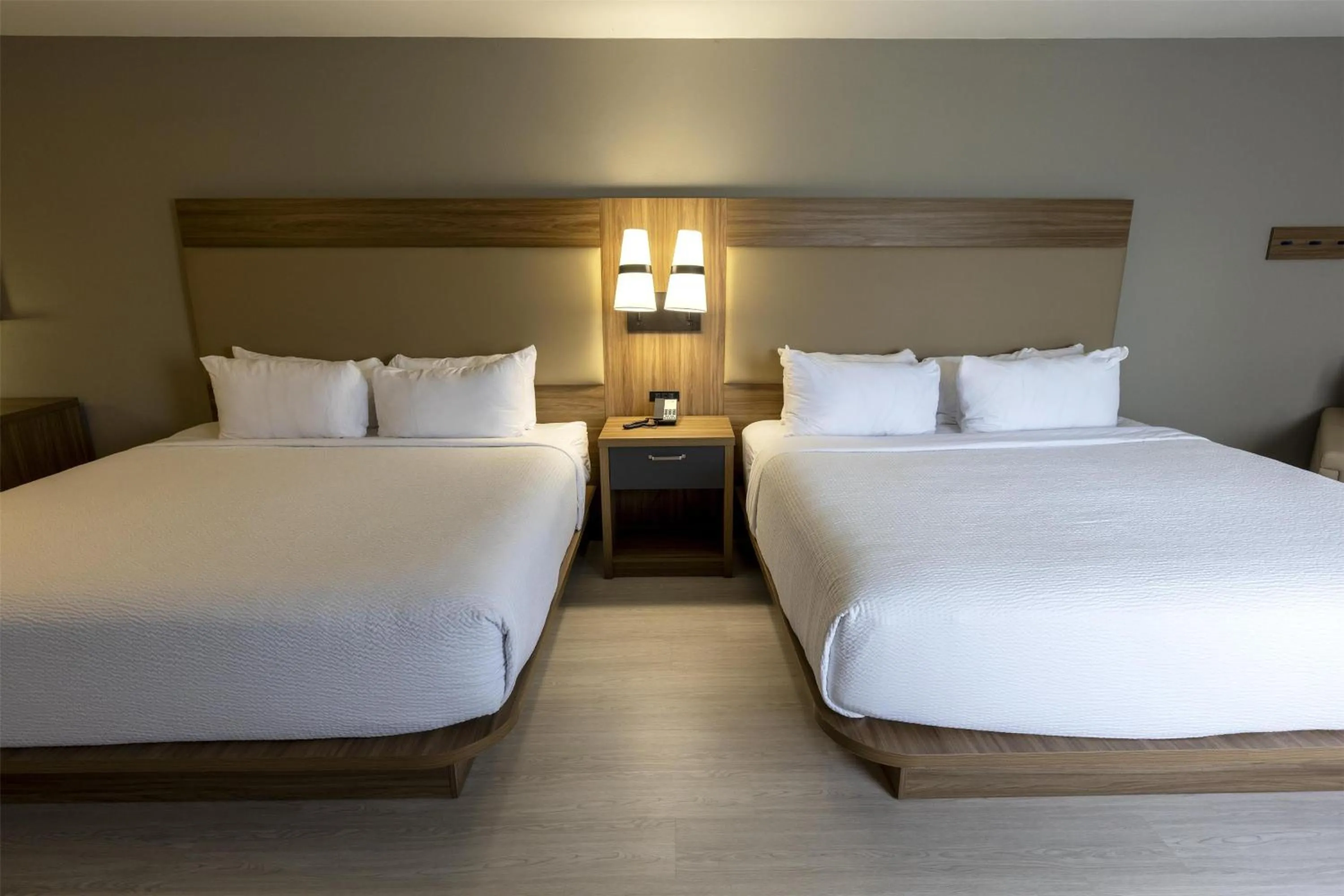 Photo of the whole room, Bed in Sonesta ES Suites Lafayette Airport