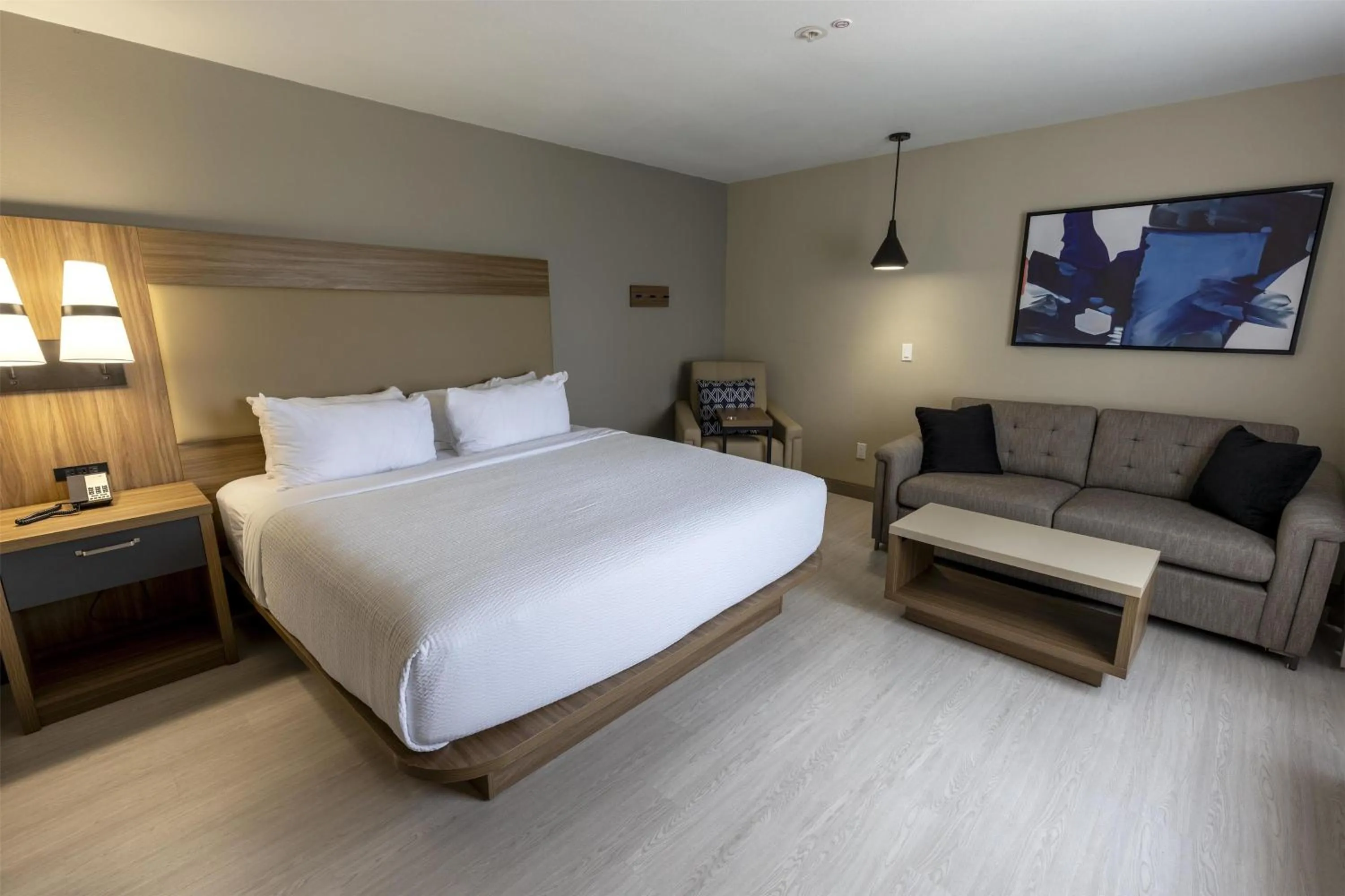 Photo of the whole room, Bed in Sonesta ES Suites Lafayette Airport
