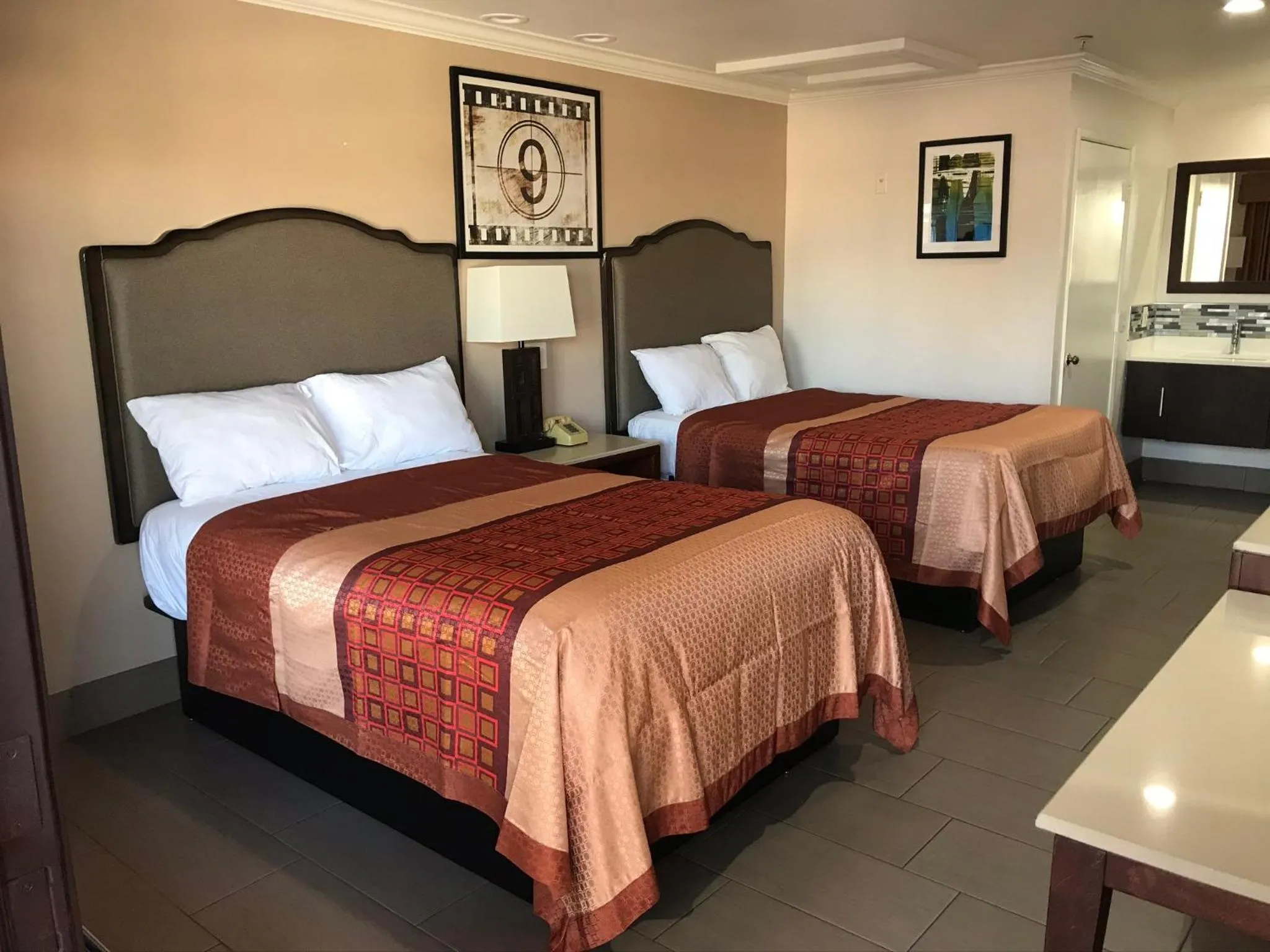 Bed in Economy Inn LAX Inglewood