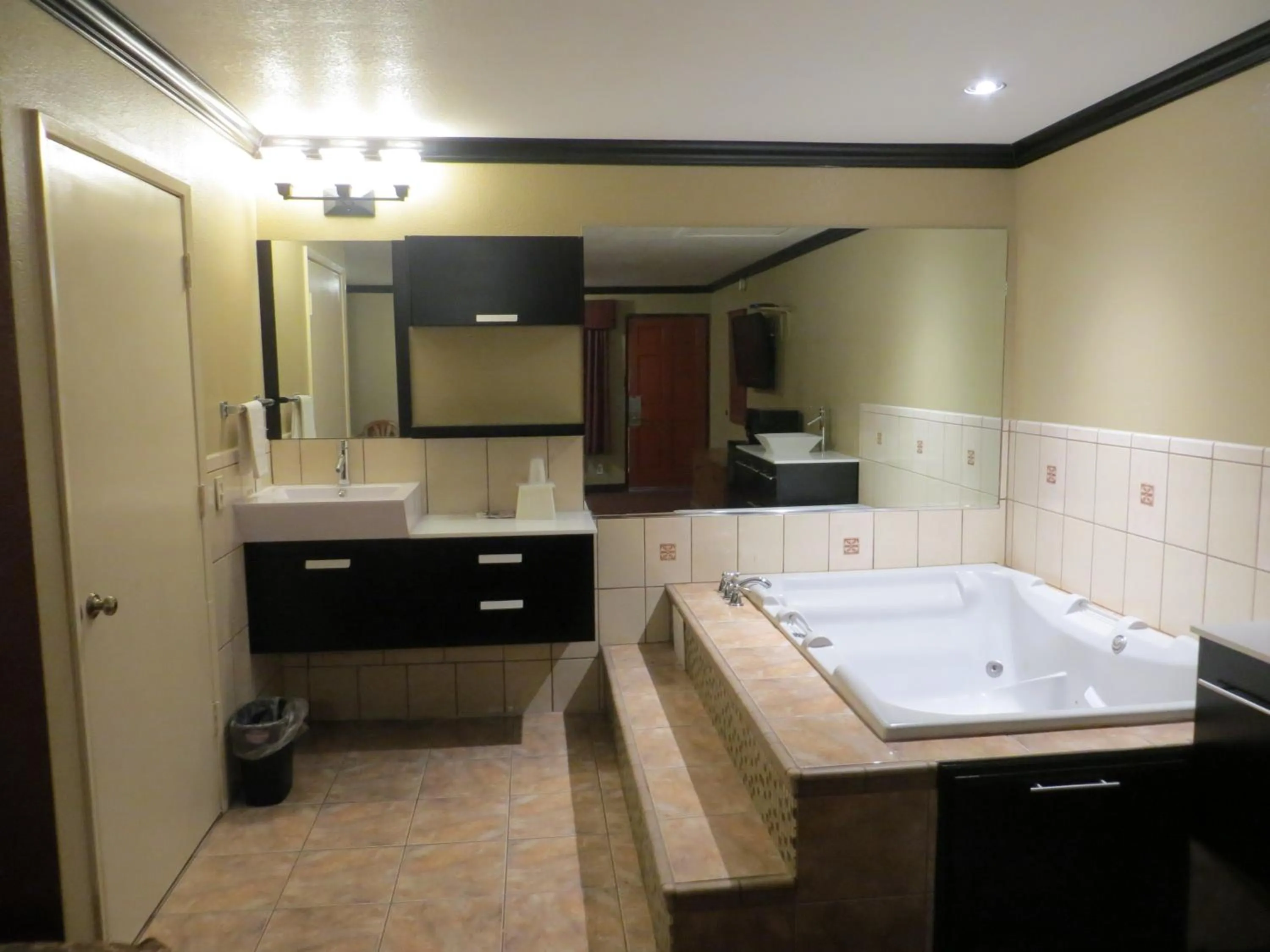 Bathroom in Economy Inn LAX Inglewood