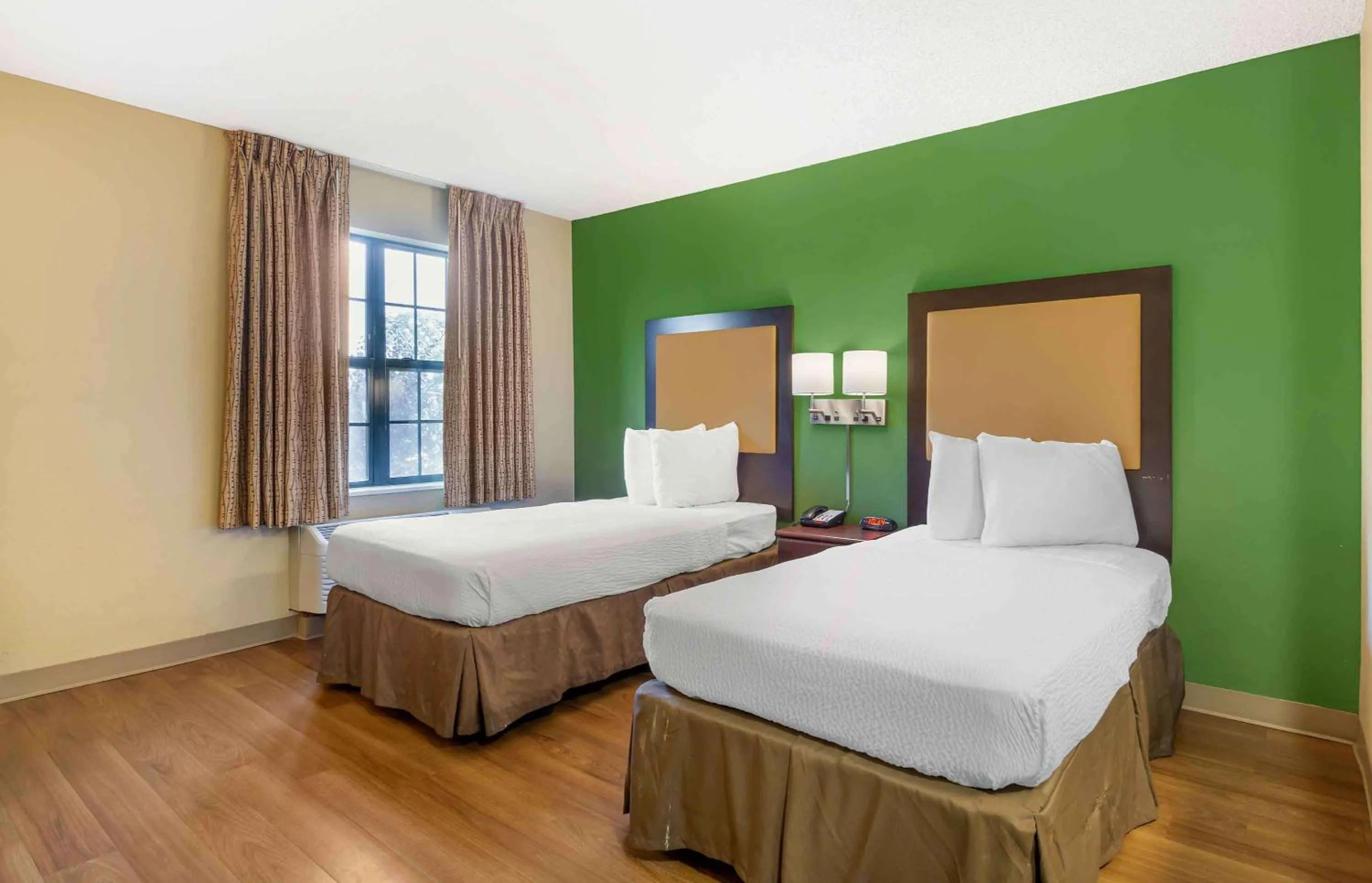 Bedroom, Bed in Extended Stay America Suites - Seattle - Everett - North