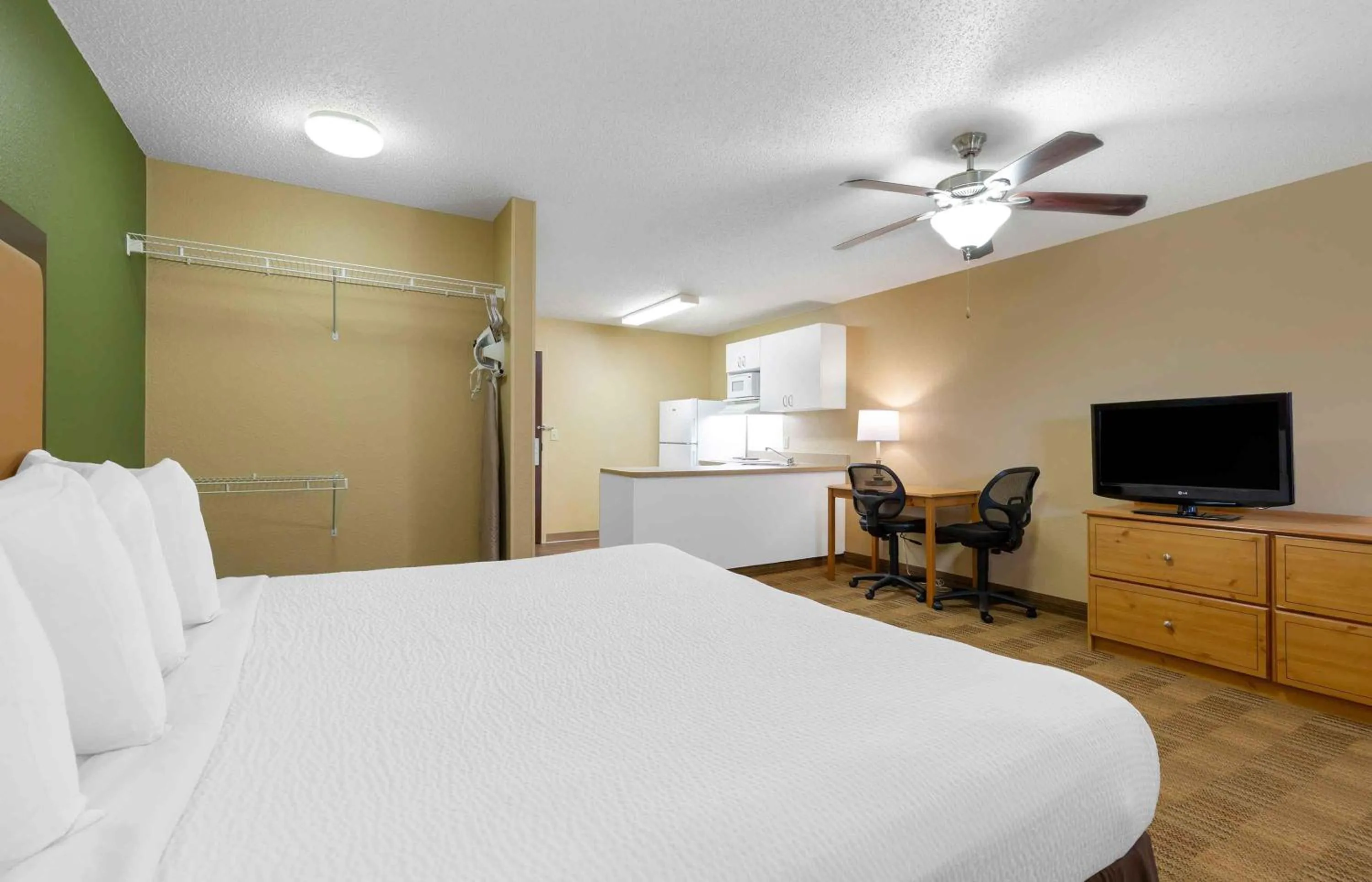 Bedroom, Bed in Extended Stay America Suites - Columbia - Laurel - Ft Meade