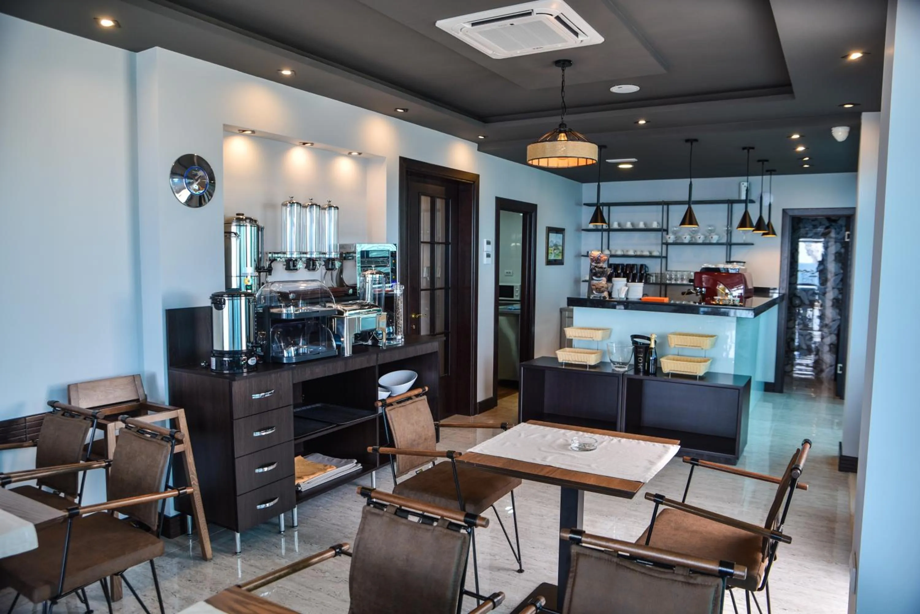 Restaurant/places to eat in Padam Hotel & SPA