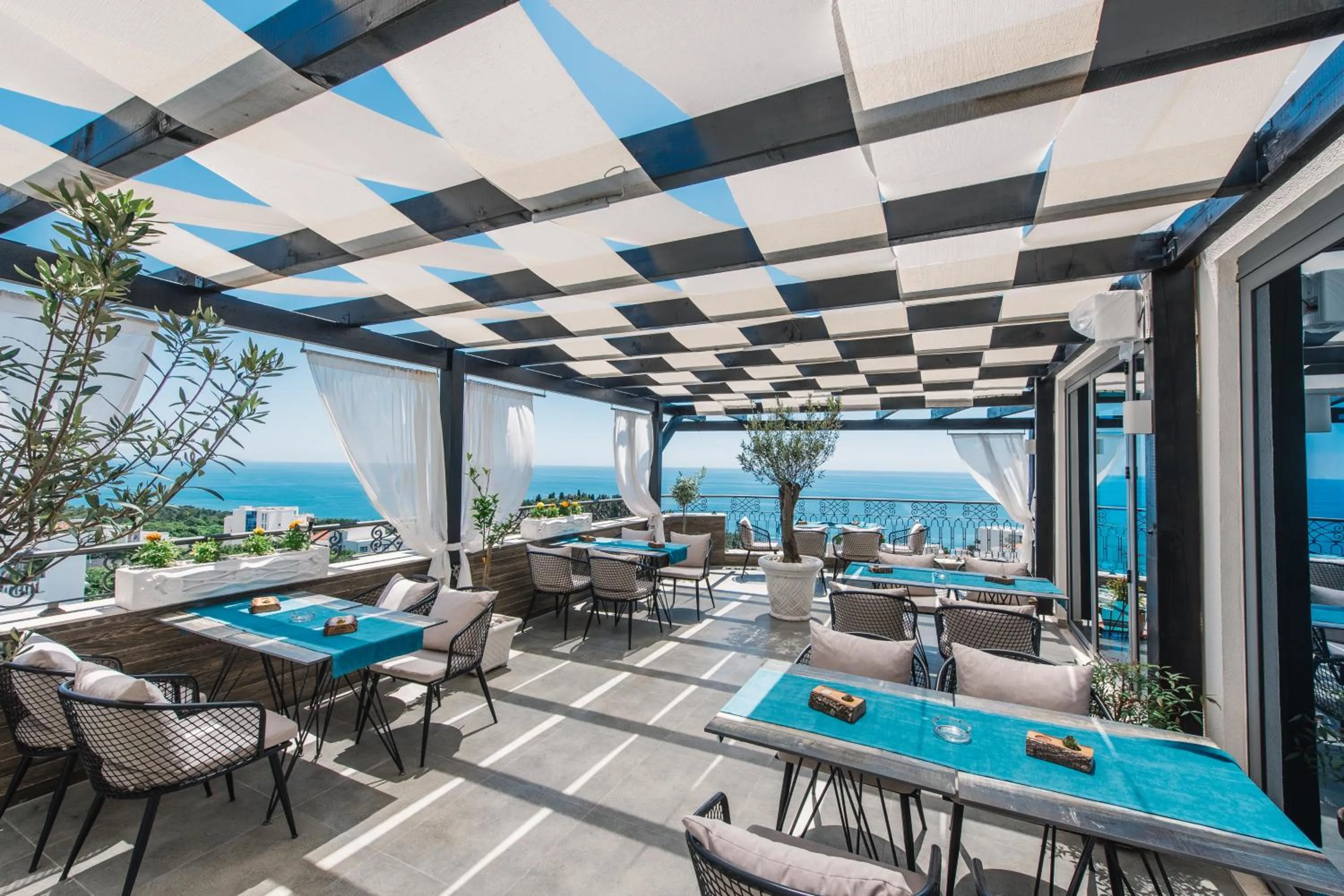 Restaurant/places to eat in Padam Hotel & SPA