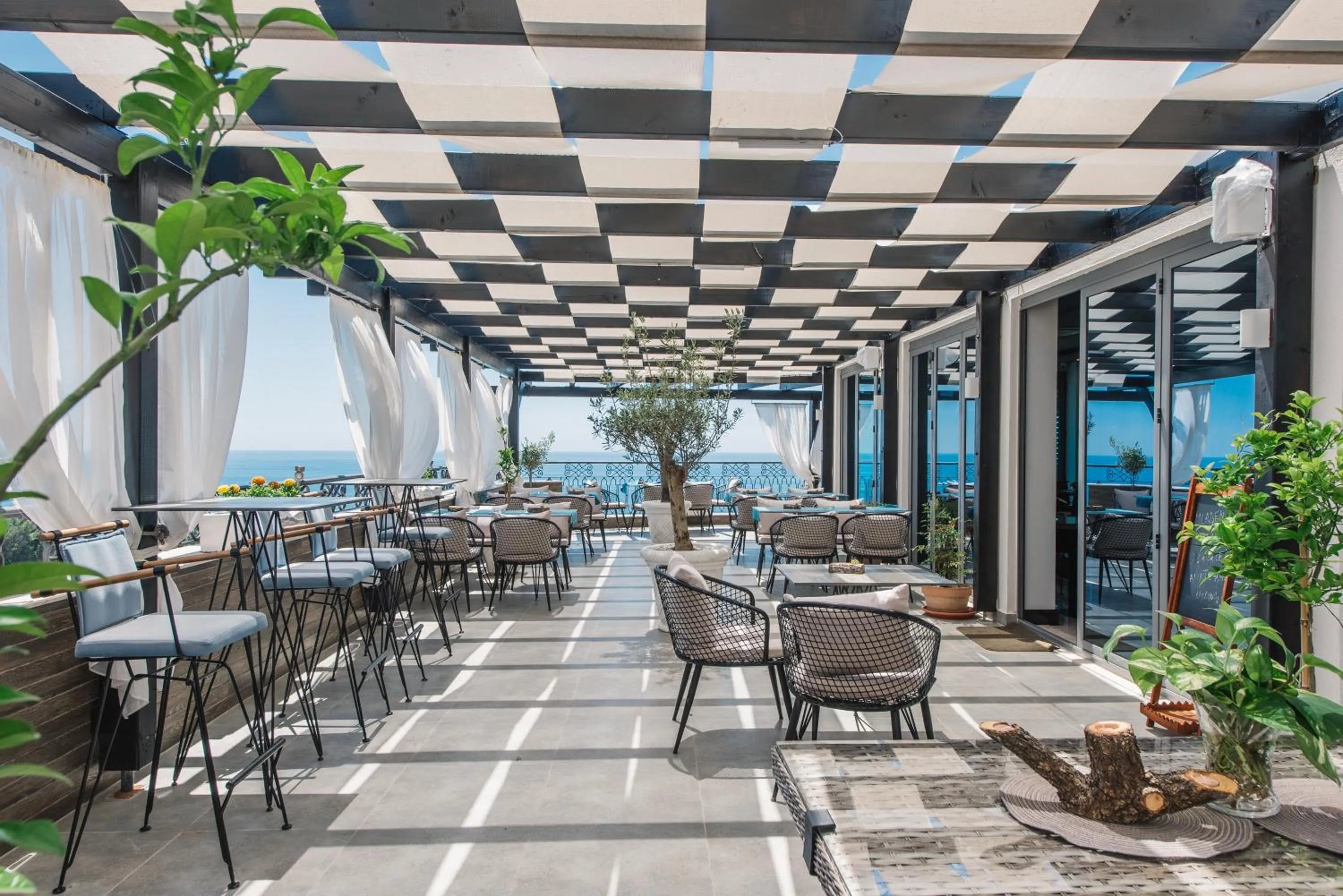 Restaurant/places to eat in Padam Hotel & SPA