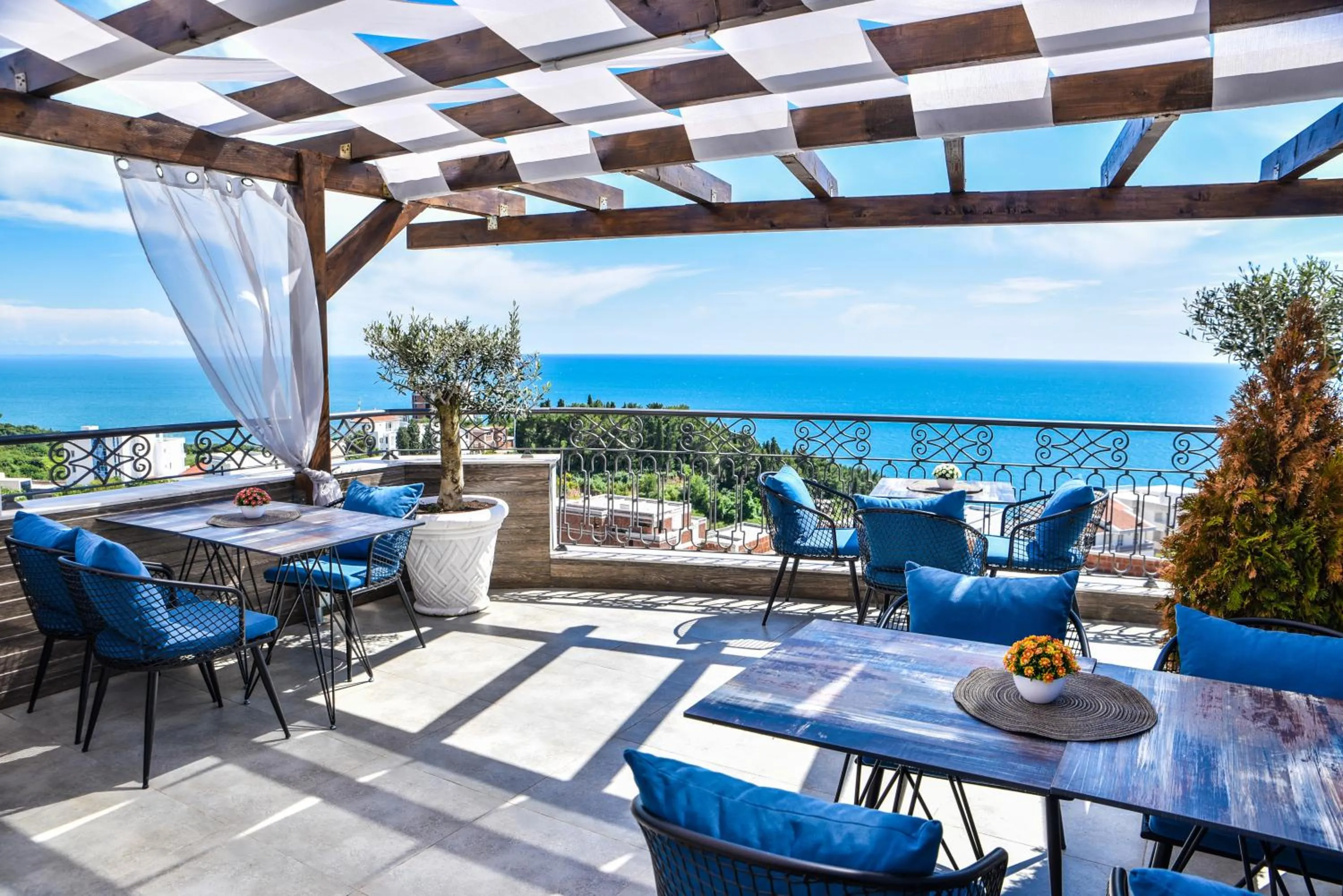 Restaurant/places to eat in Padam Hotel & SPA