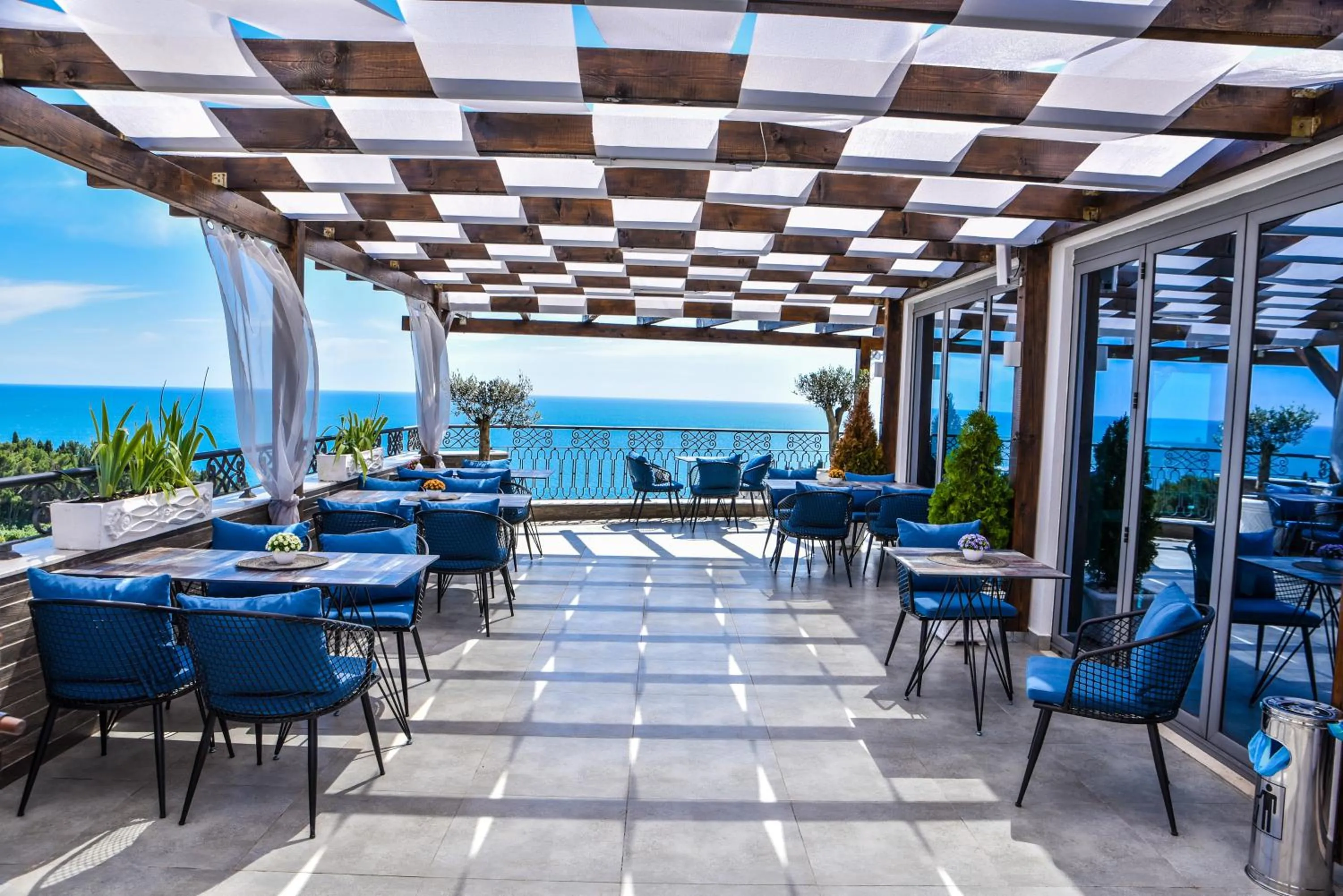 Restaurant/places to eat in Padam Hotel & SPA