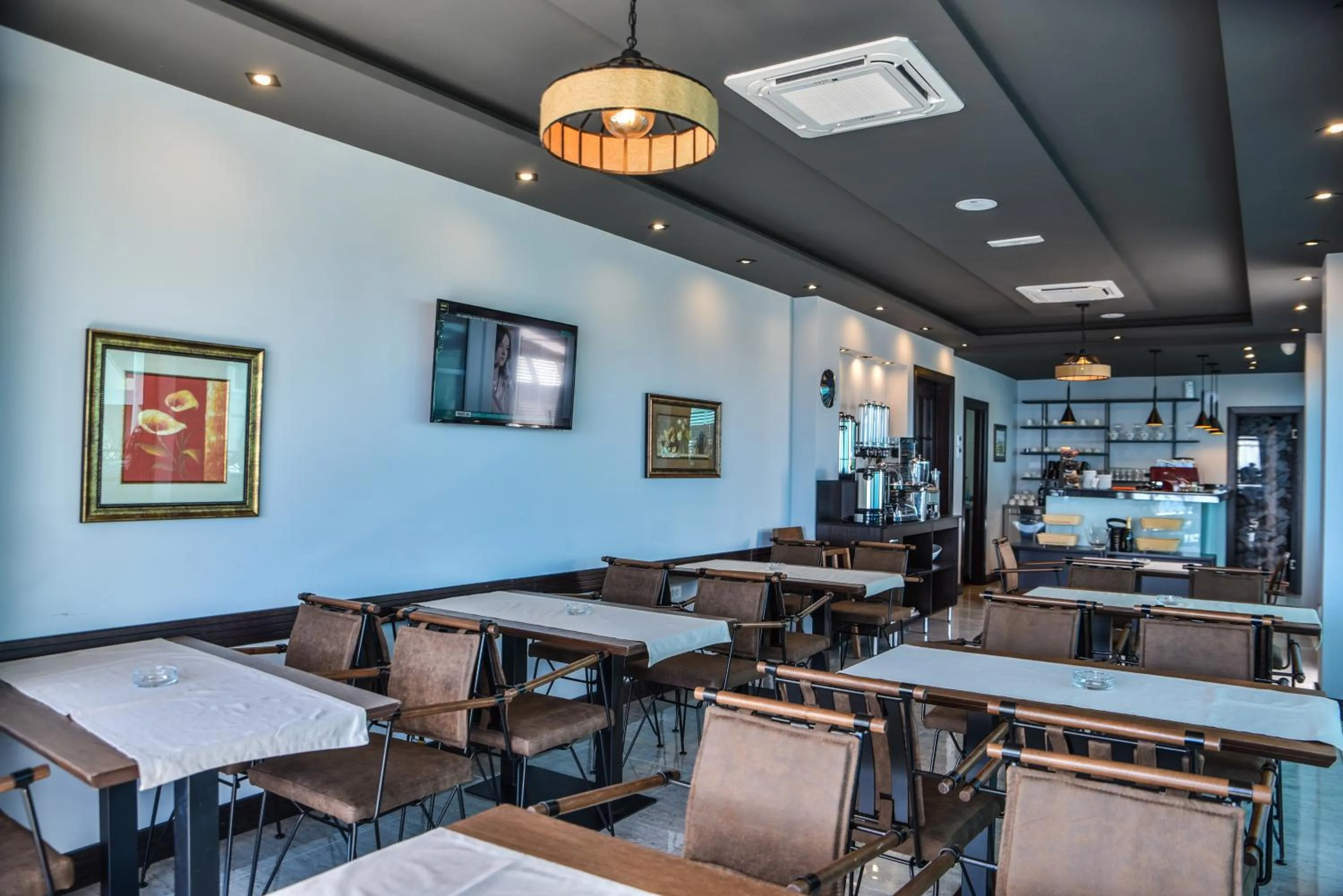 Restaurant/places to eat in Padam Hotel & SPA