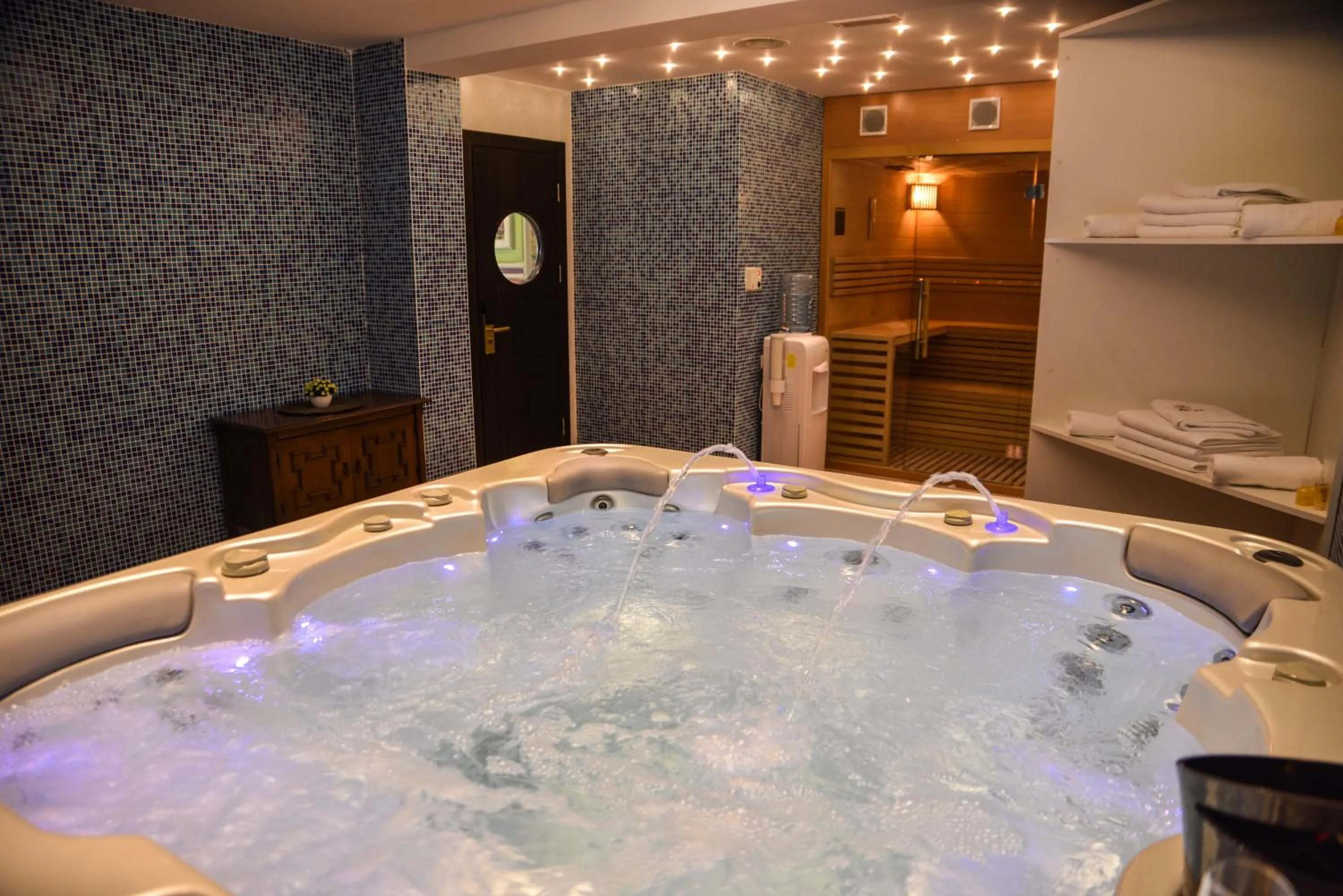 Hot Tub in Padam Hotel & SPA