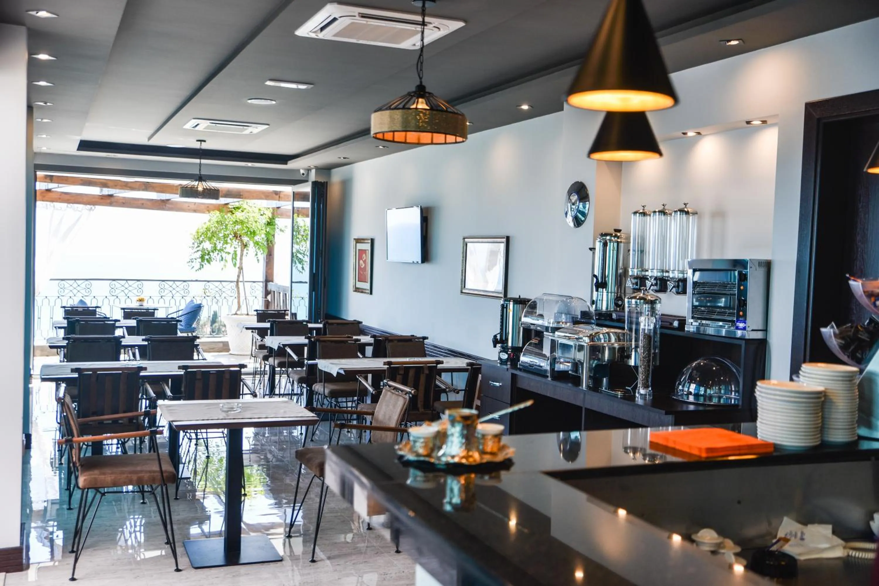 Restaurant/places to eat in Padam Hotel & SPA