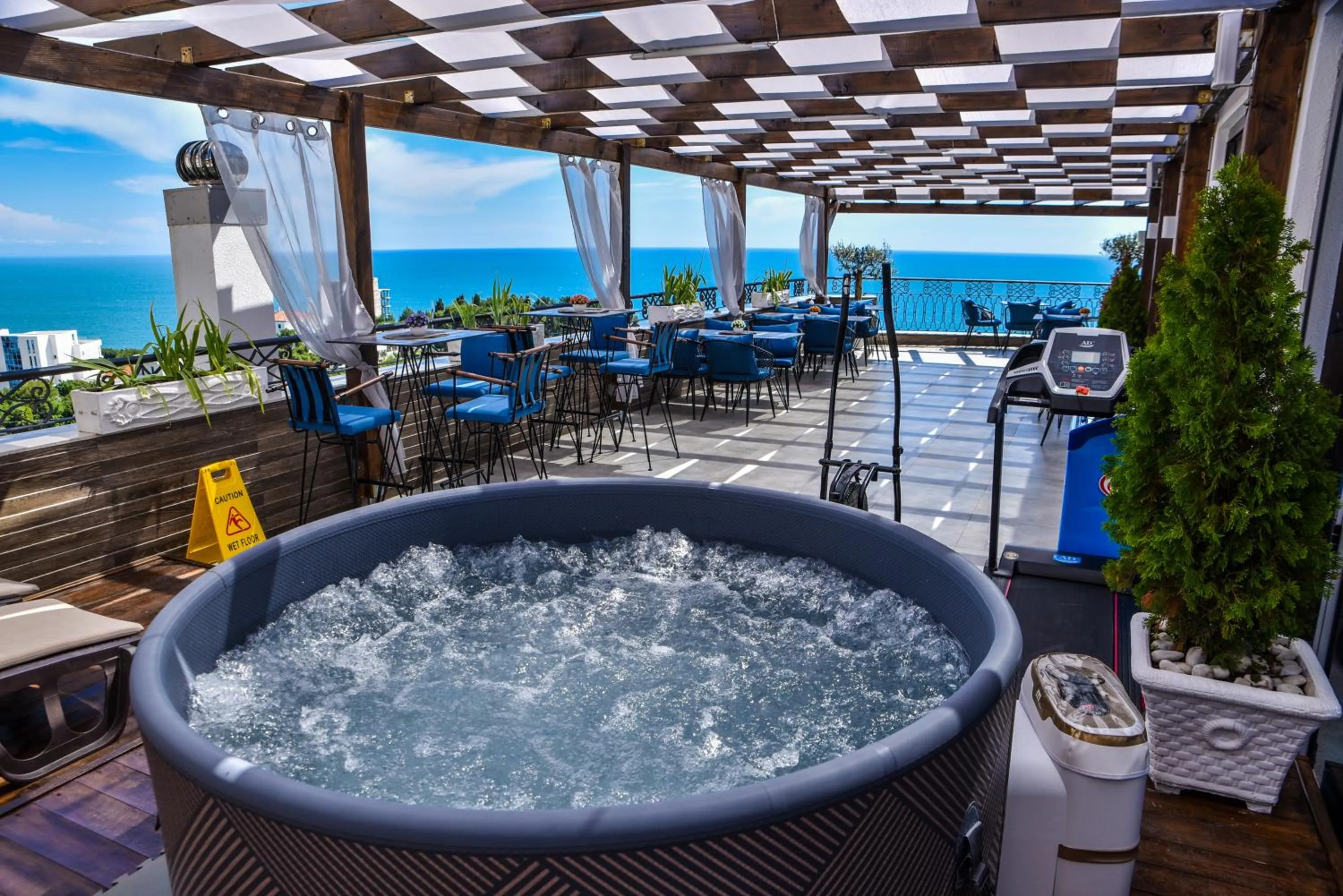 Restaurant/places to eat in Padam Hotel & SPA