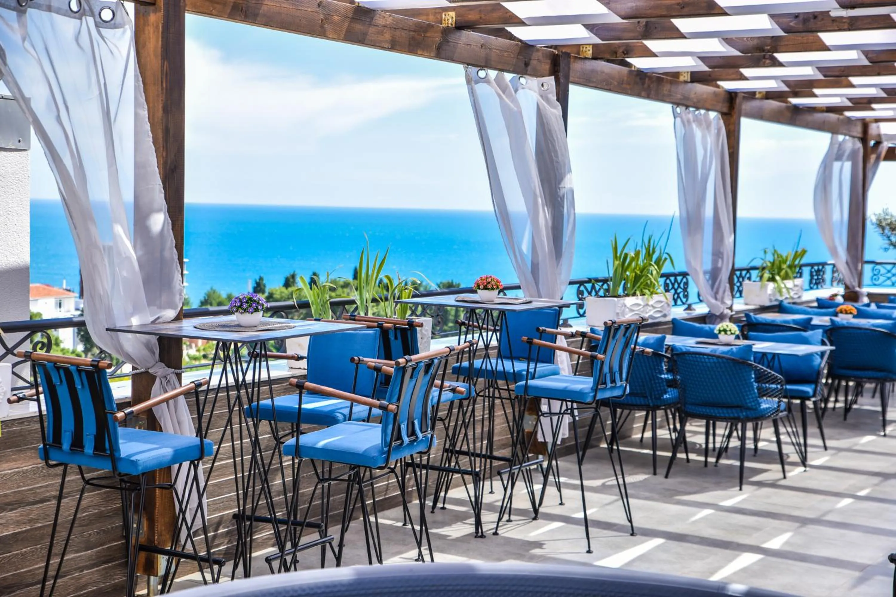 Restaurant/places to eat in Padam Hotel & SPA