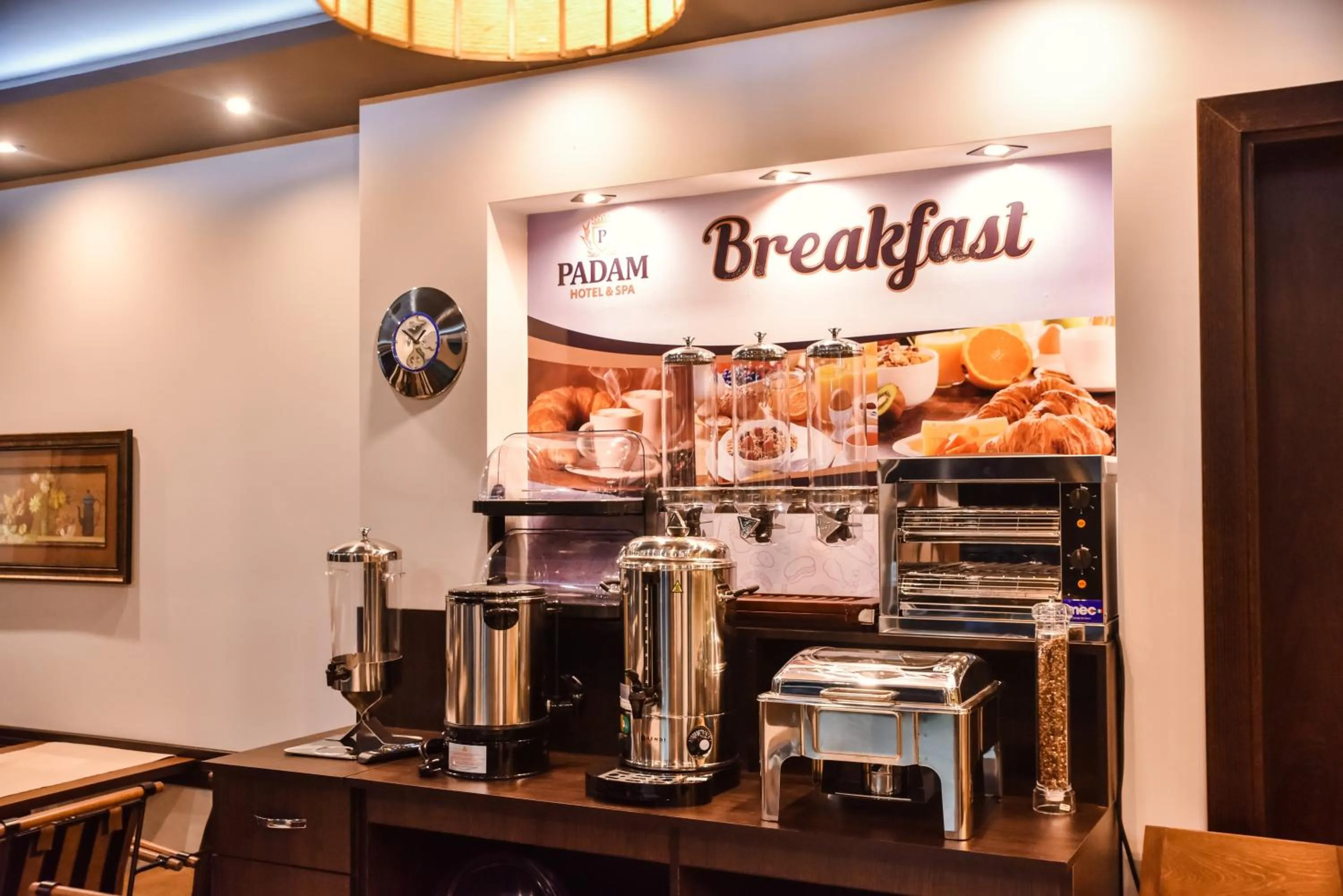 Restaurant/places to eat in Padam Hotel & SPA