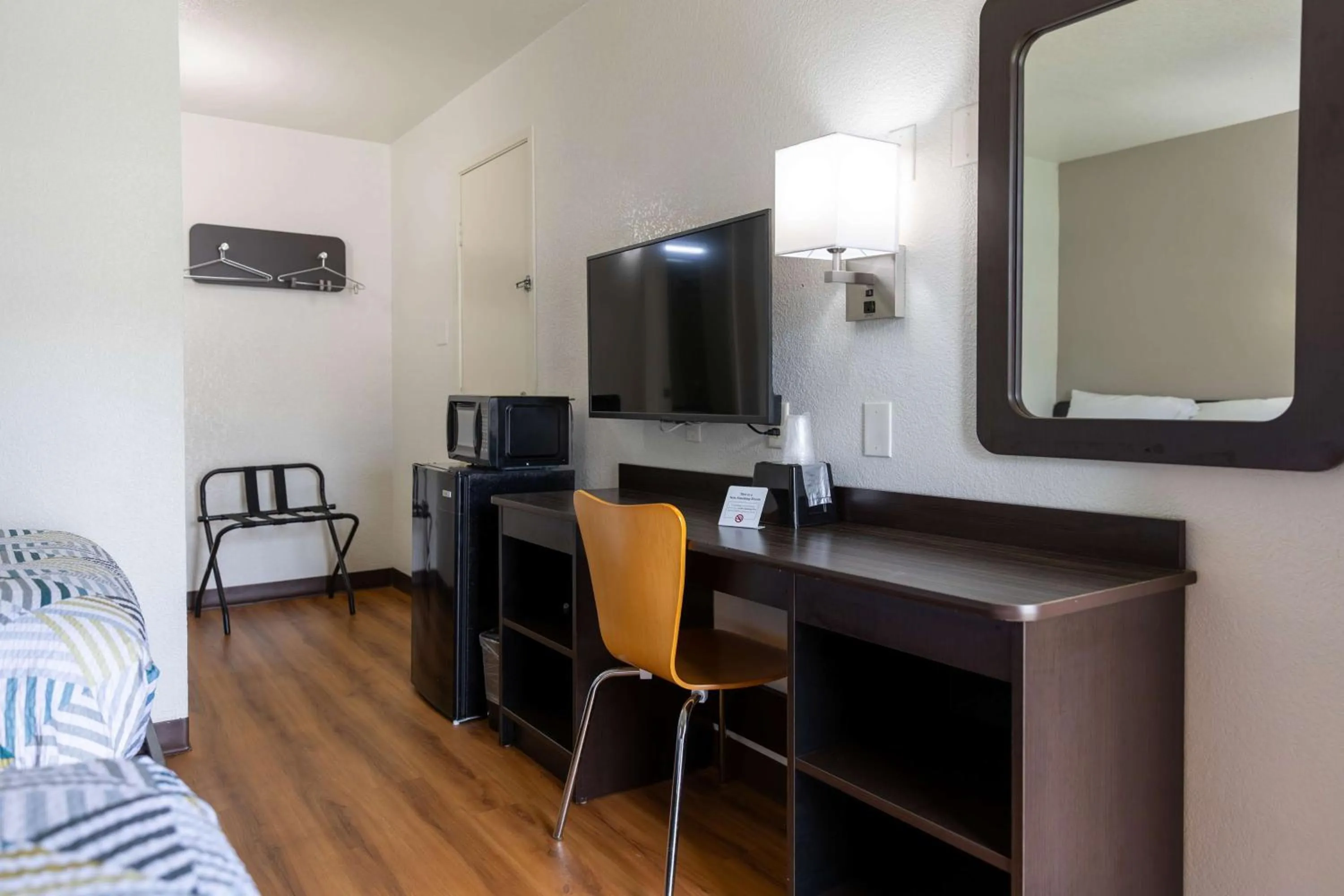 Bedroom, Bed in Motel 6-Lufkin, TX