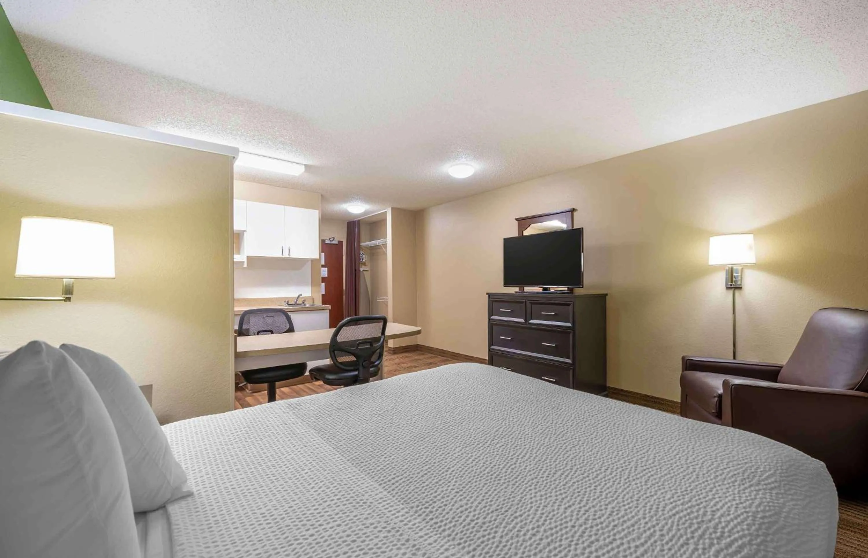 Bedroom, Bed in Extended Stay America Suites - Merrillville - US Rte 30