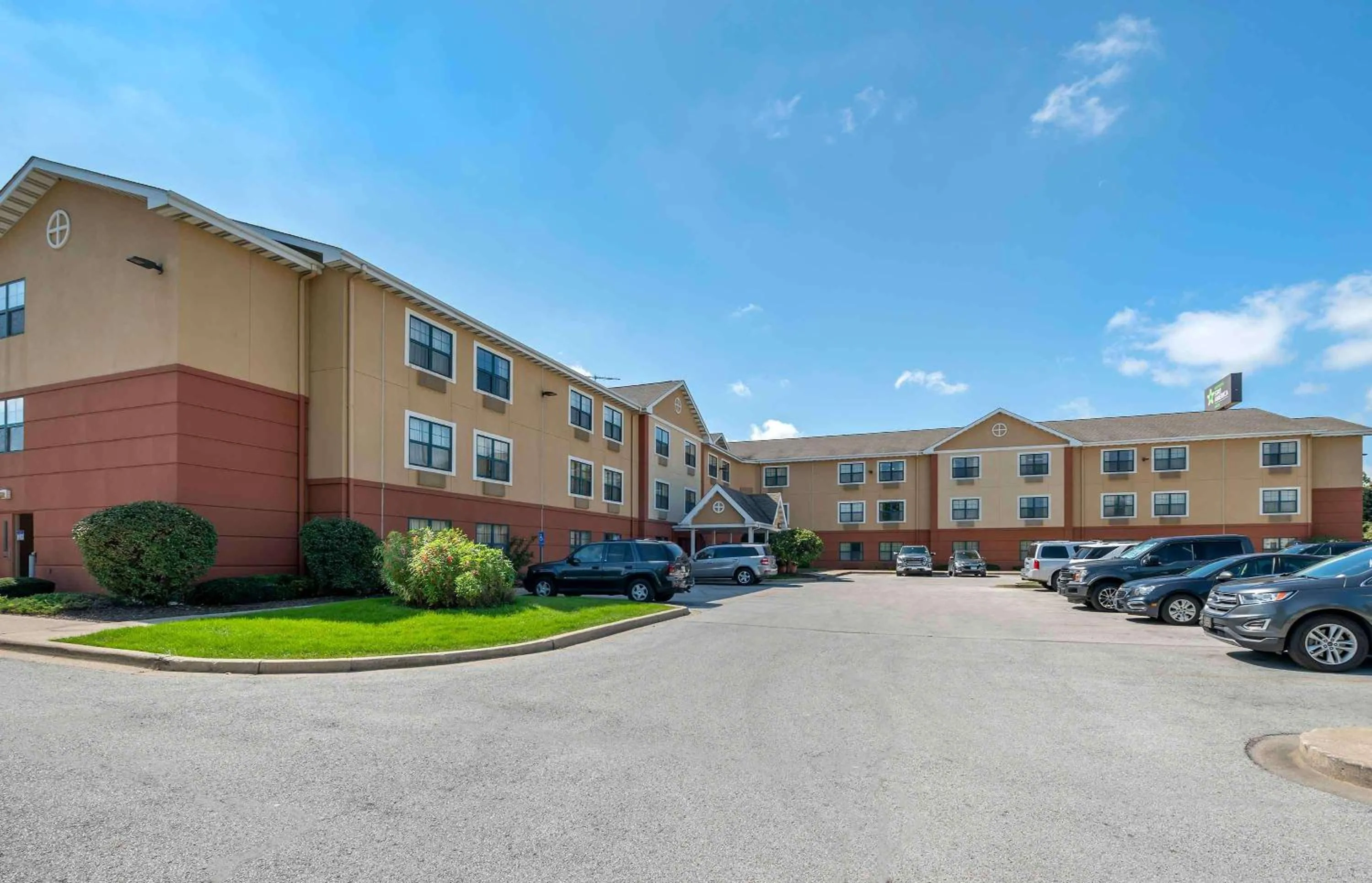 Property building in Extended Stay America Suites - Merrillville - US Rte 30