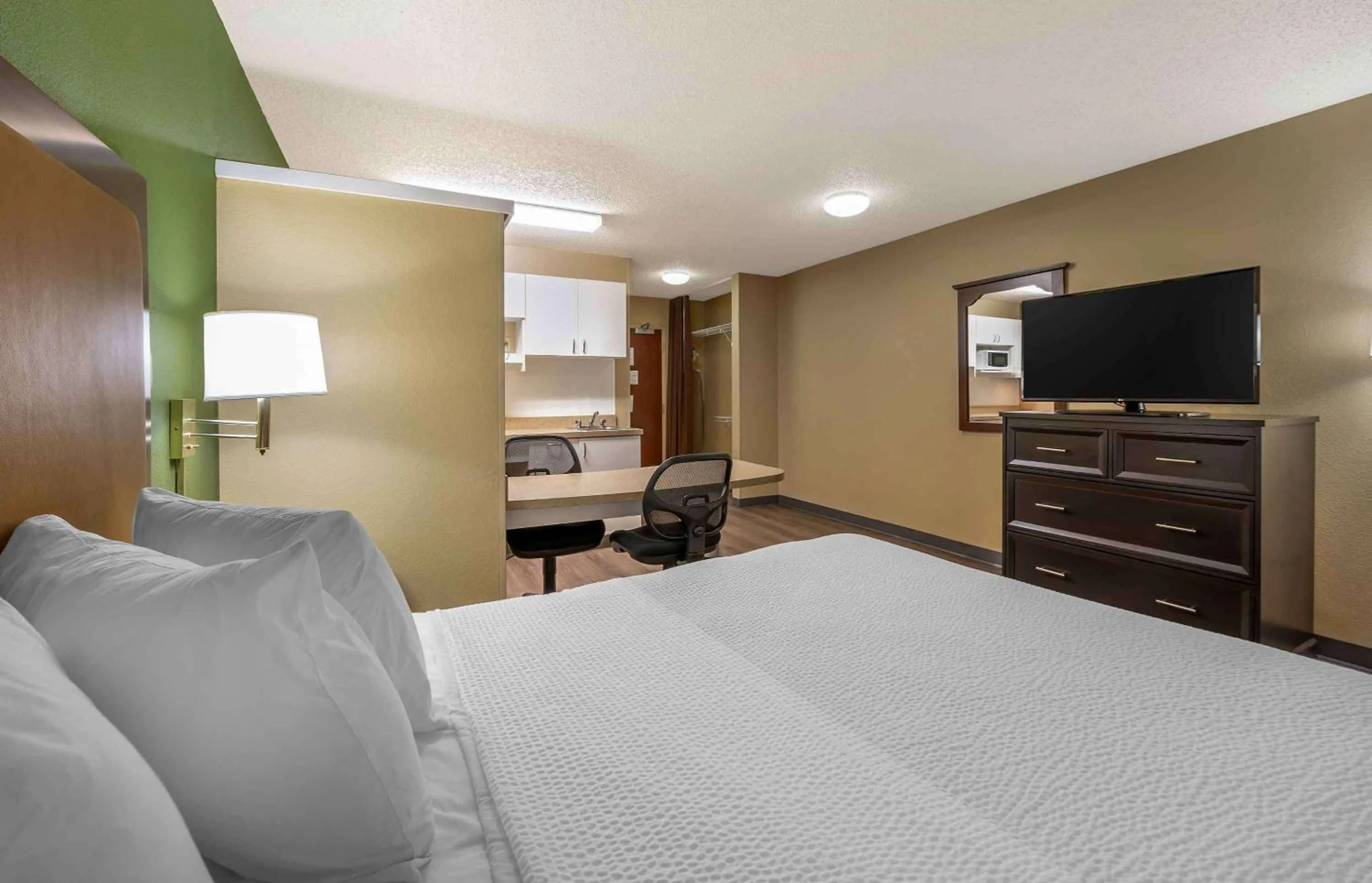 Bedroom, Bed in Extended Stay America Suites - Merrillville - US Rte 30