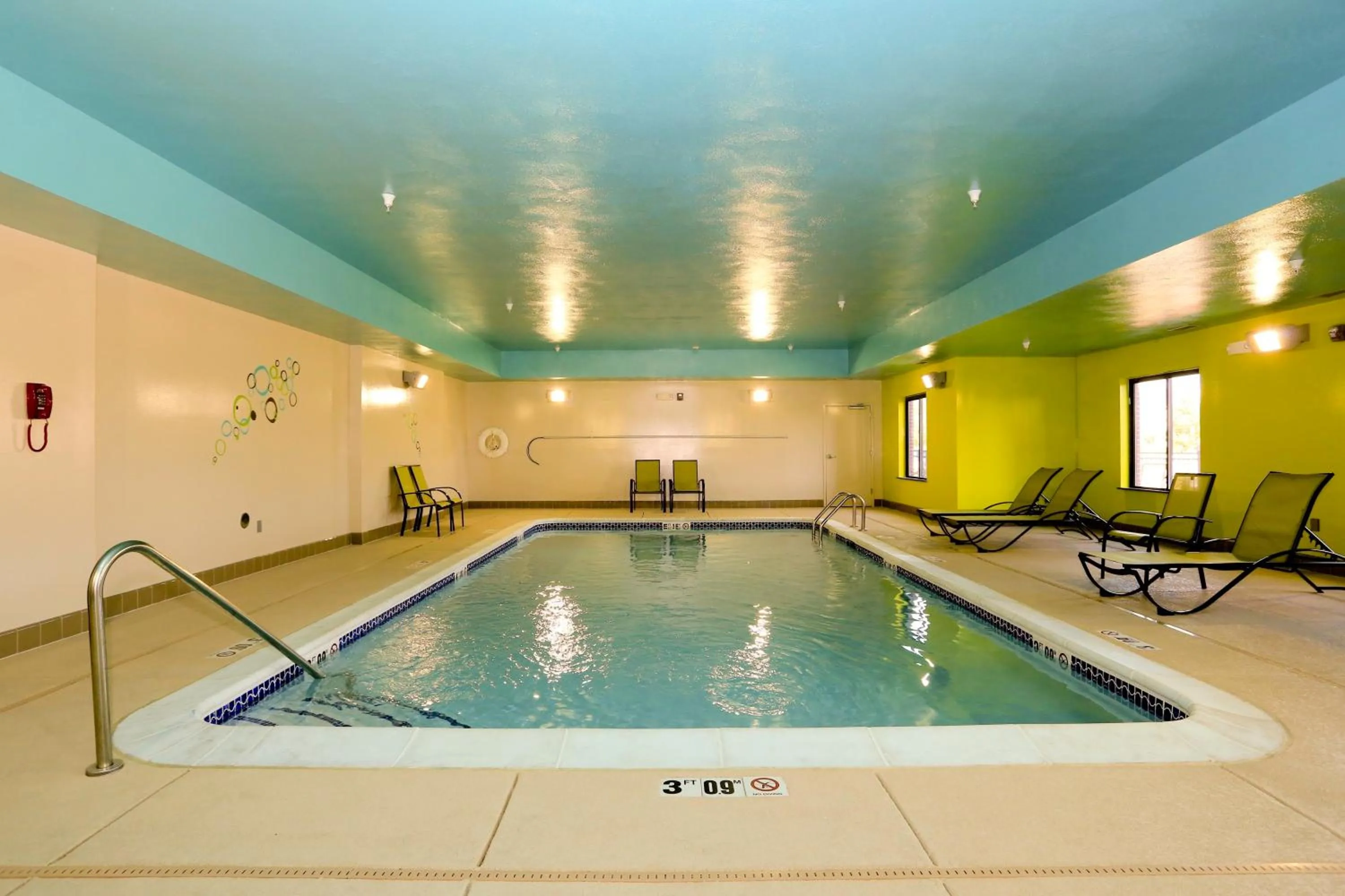 Swimming pool in Holiday Inn Express & Suites Marion Northeast by IHG