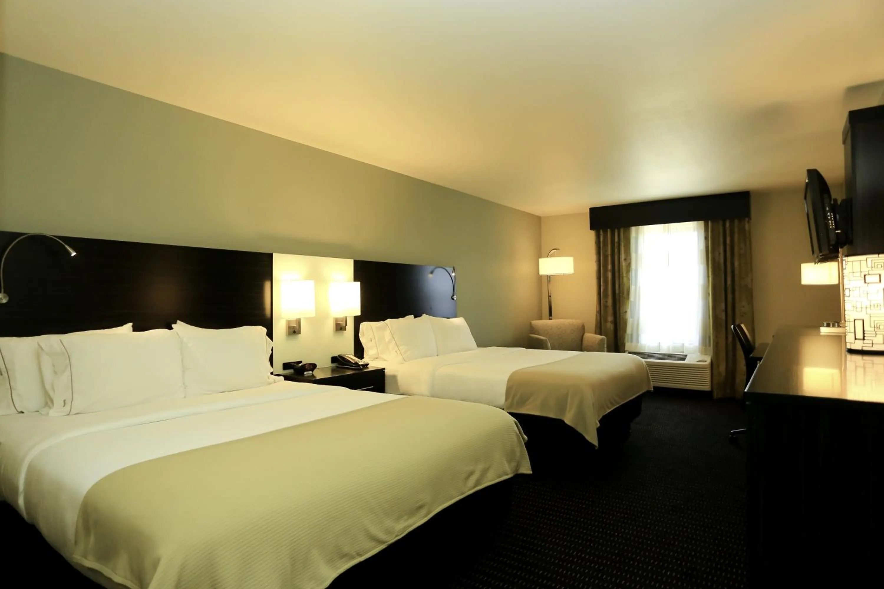 Photo of the whole room, Bed in Holiday Inn Express & Suites Marion Northeast by IHG