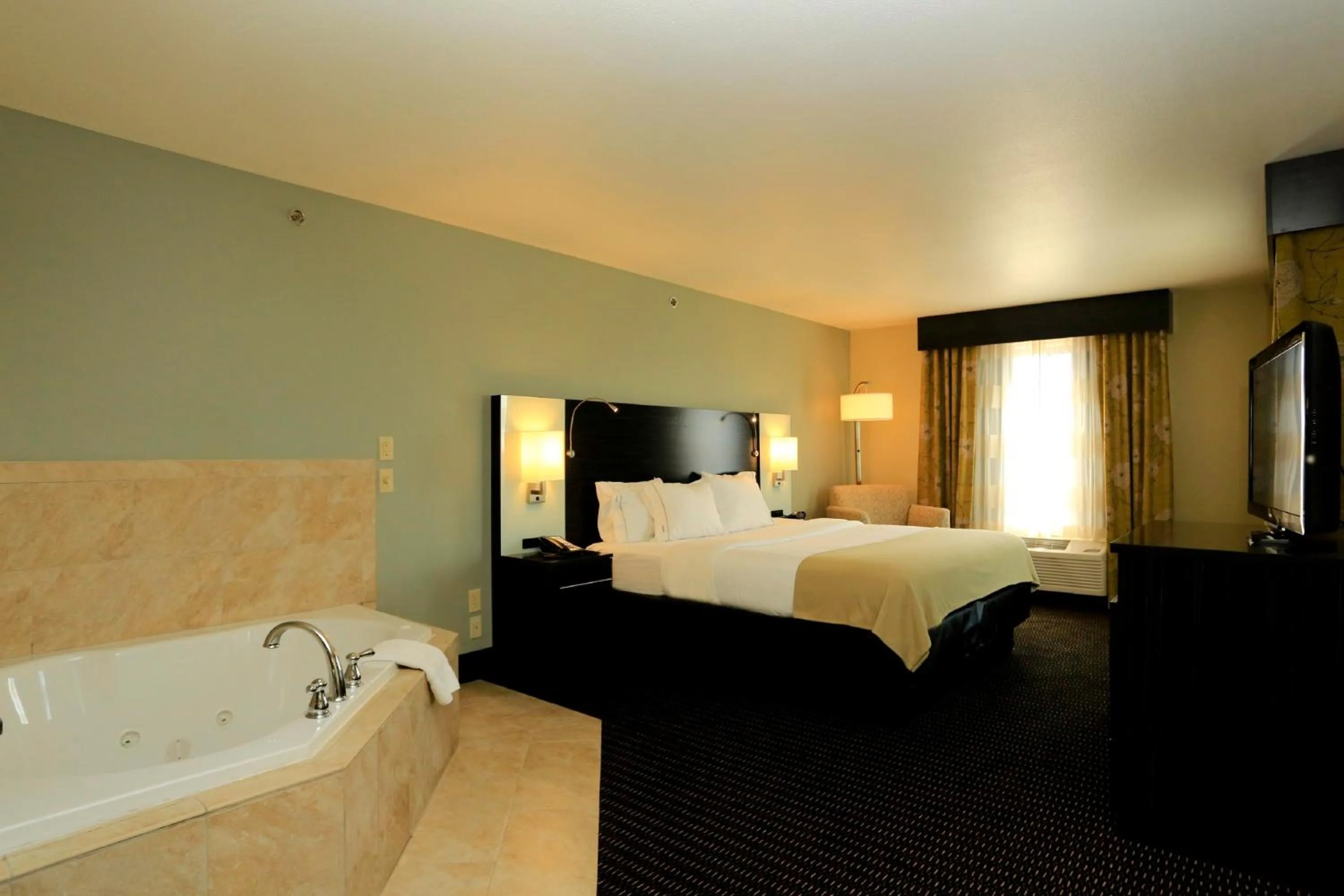 King Room with Spa Bath - Non-Smoking in Holiday Inn Express & Suites Marion Northeast by IHG