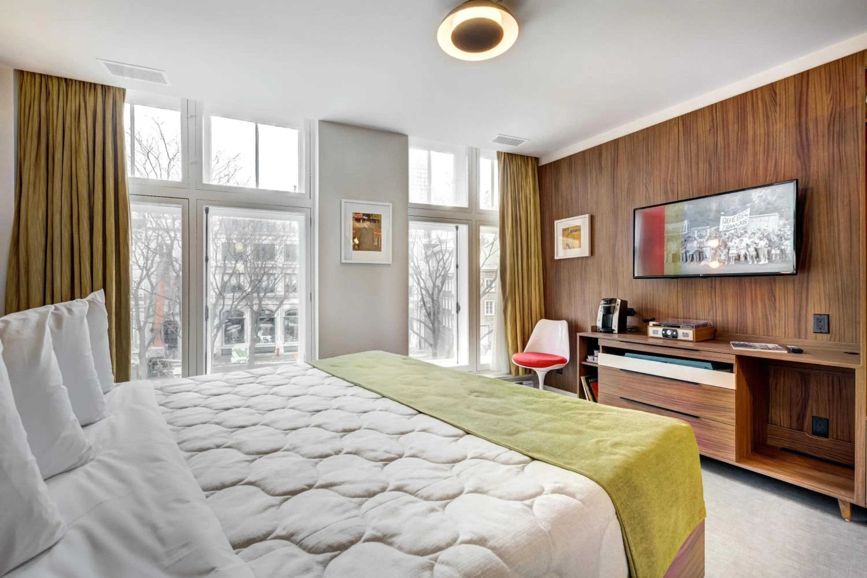 Photo of the whole room, Bed in Hôtel Uville Montréal