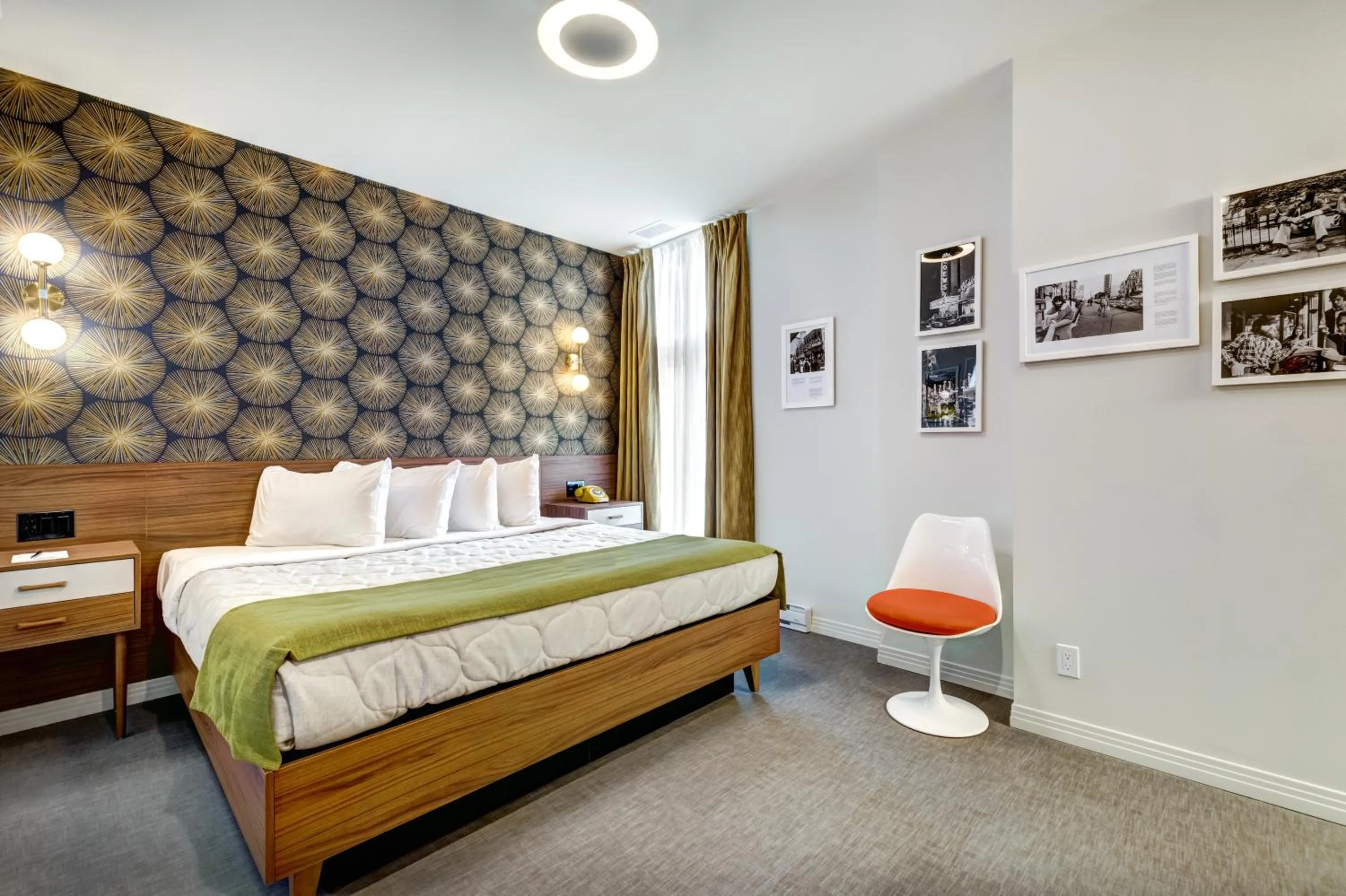 Photo of the whole room, Bed in Hôtel Uville Montréal