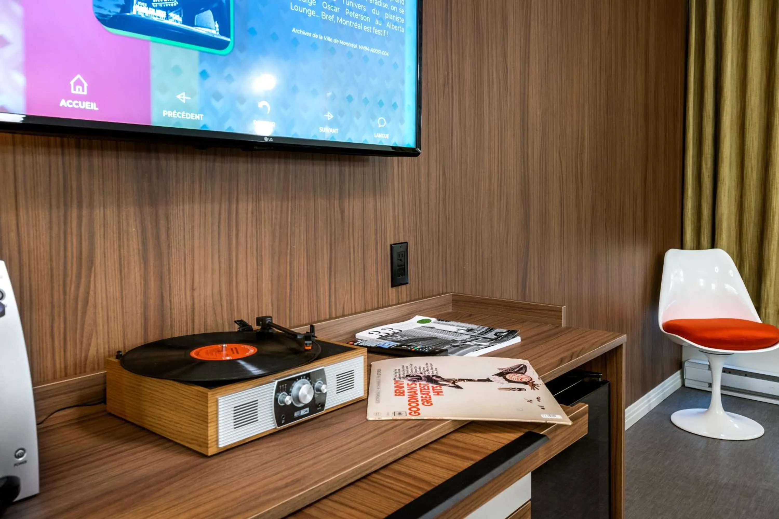 TV and multimedia in Hôtel Uville Montréal