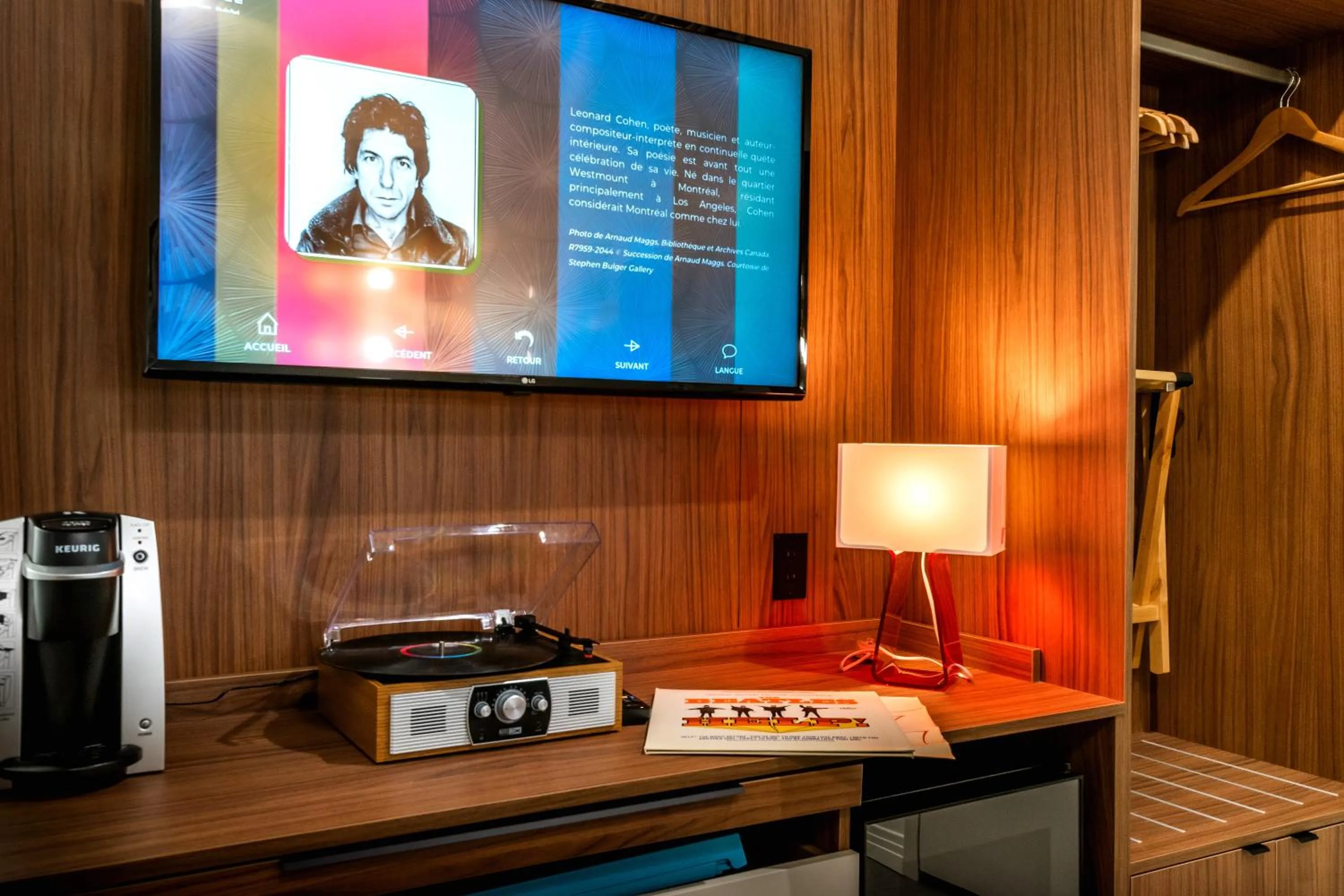 TV and multimedia in Hôtel Uville Montréal