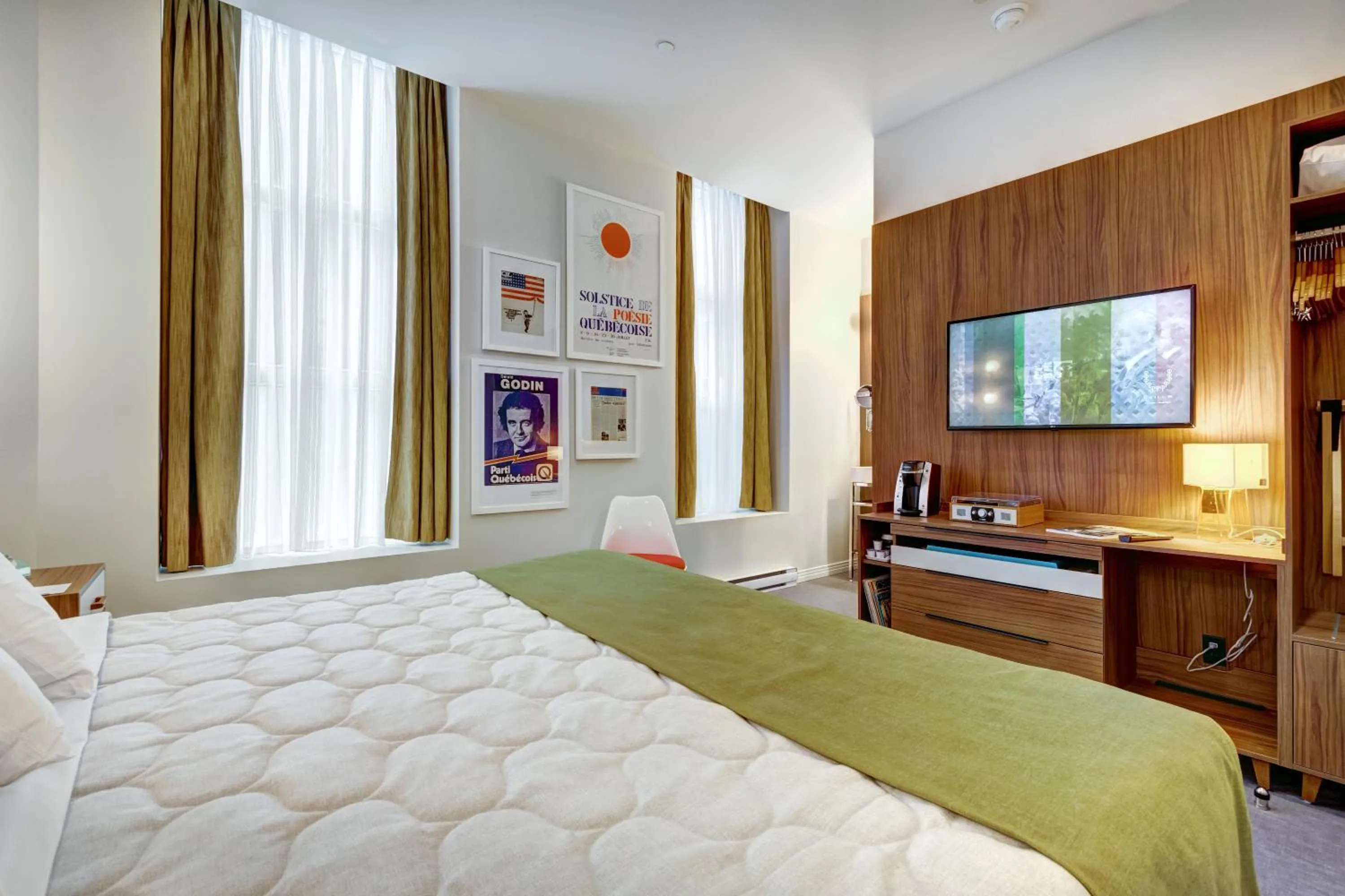 Photo of the whole room, Bed in Hôtel Uville Montréal