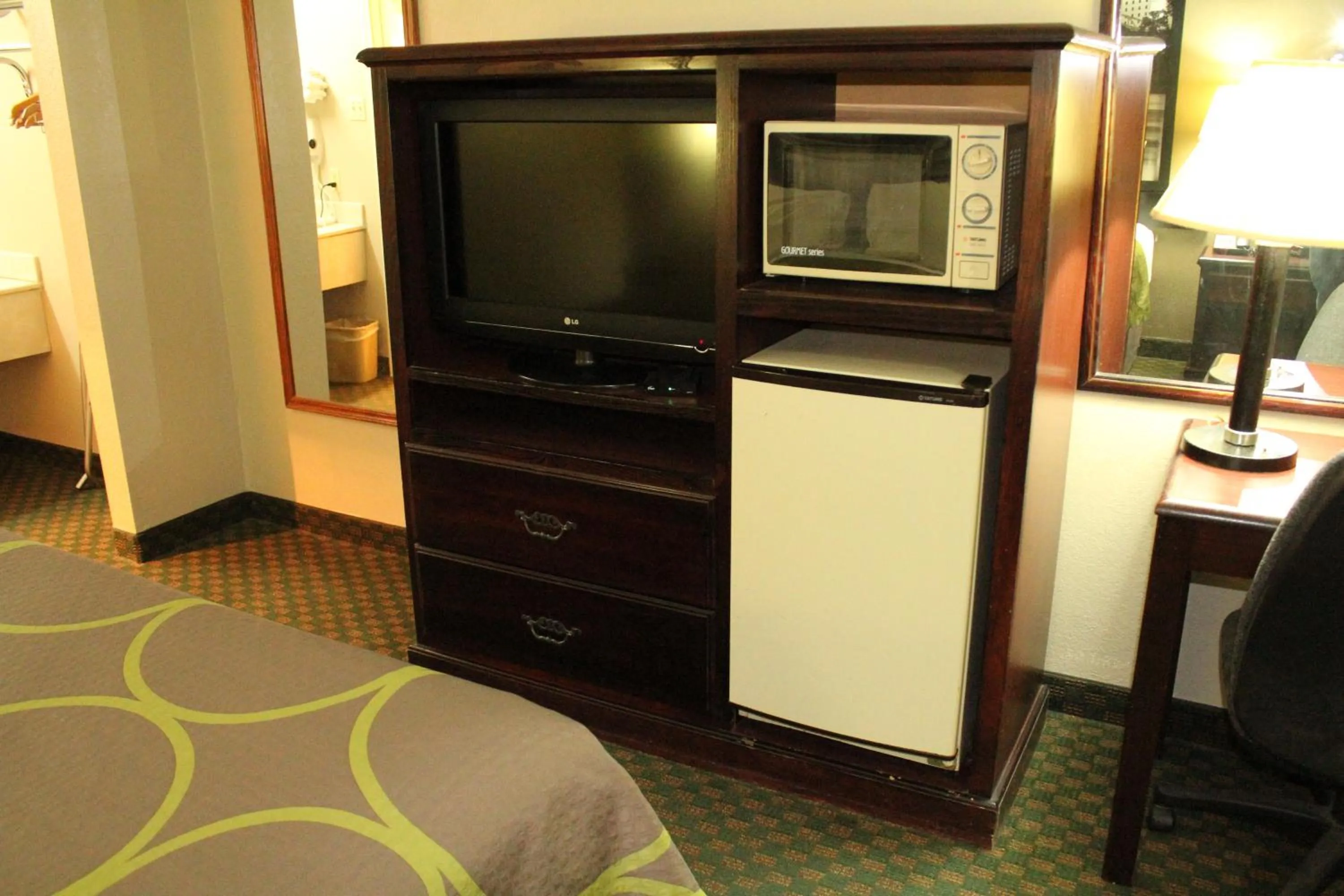 TV and multimedia, Bed in Super 8 by Wyndham Bossier City/Shreveport Area