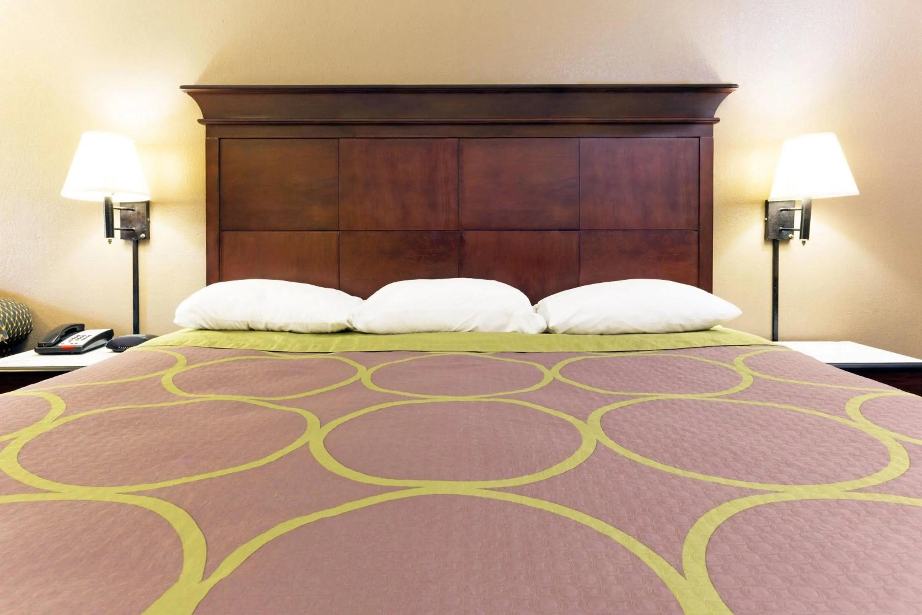 Photo of the whole room, Bed in Super 8 by Wyndham Bossier City/Shreveport Area