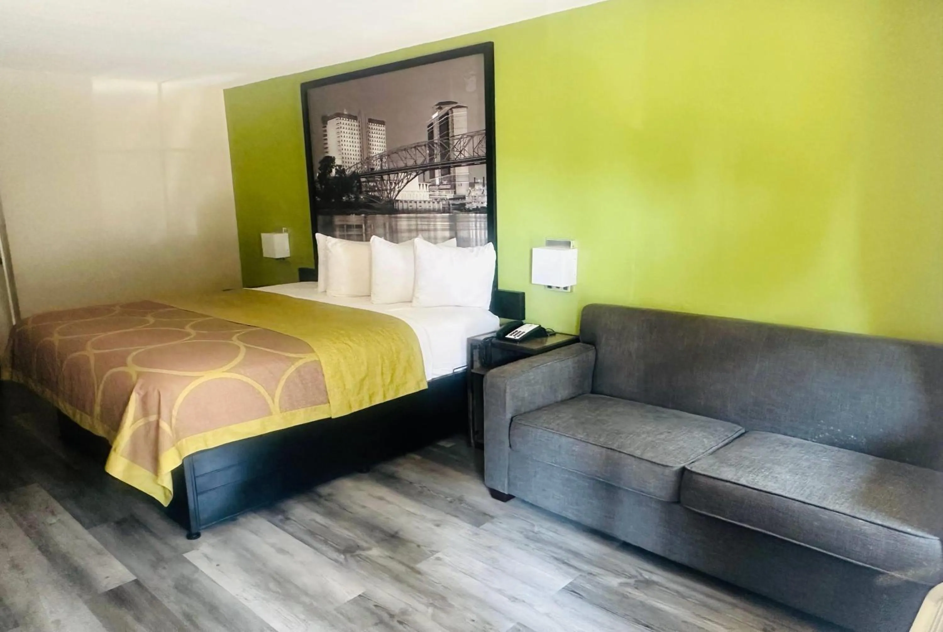 Photo of the whole room, Bed in Super 8 by Wyndham Bossier City/Shreveport Area