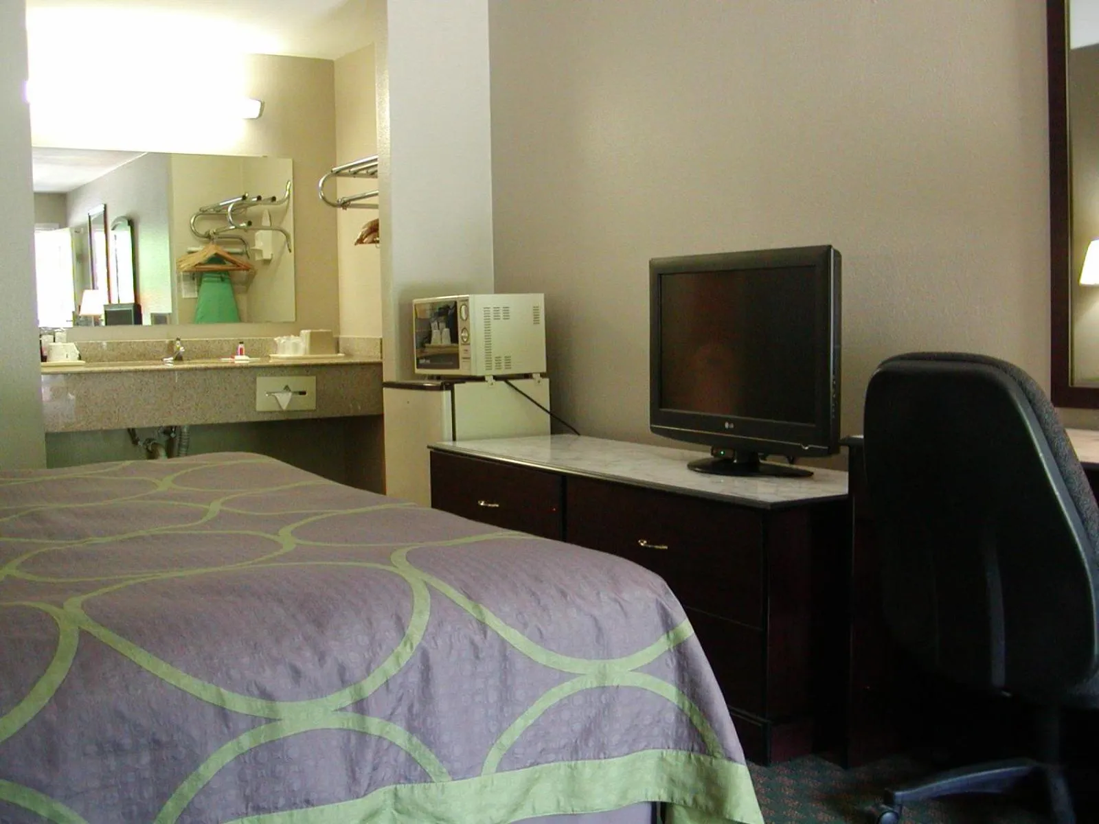 Bathroom, Bed in Super 8 by Wyndham Bossier City/Shreveport Area