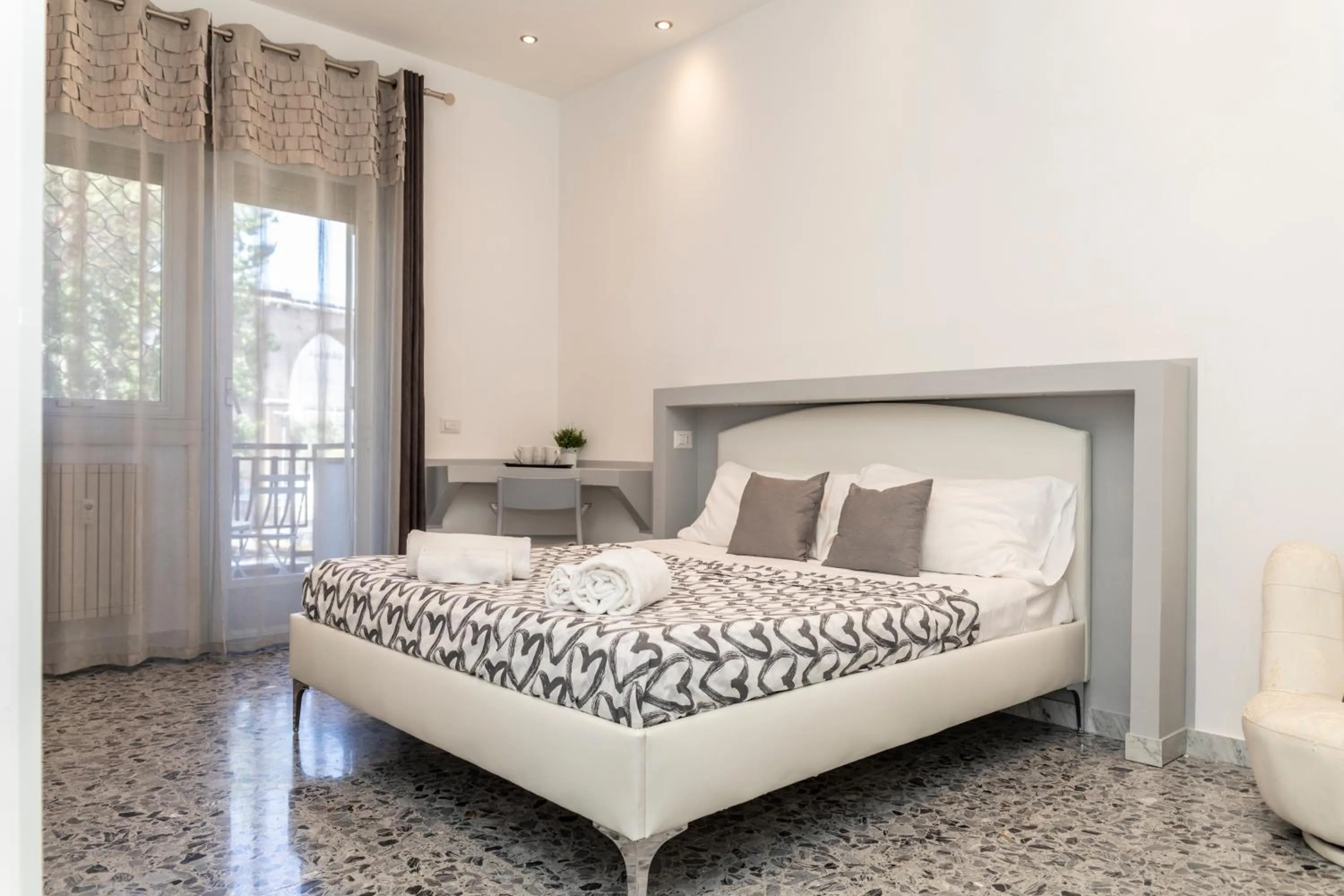 Bed in Dulcis In Vatican b&b