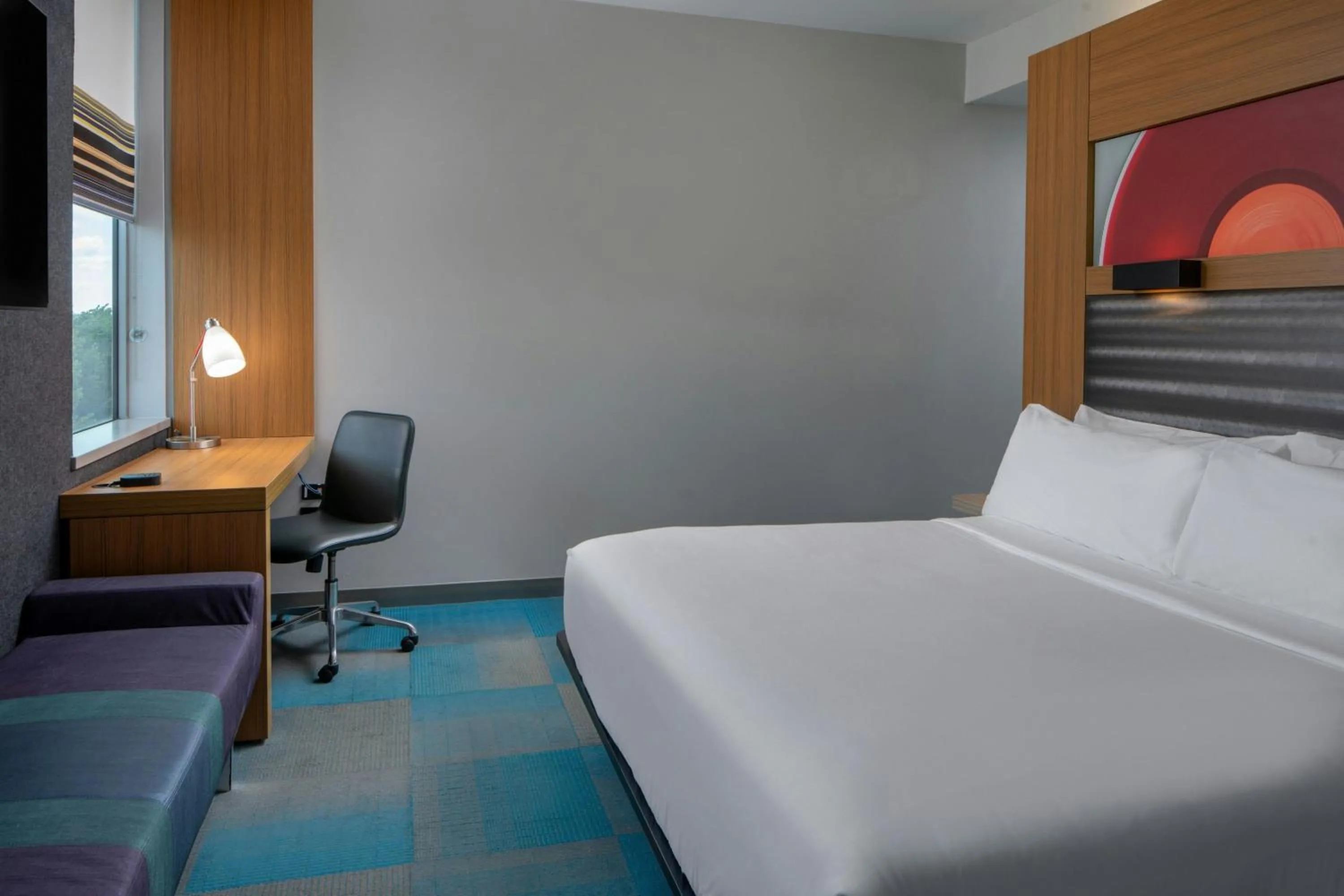 Photo of the whole room, Bed in aloft Green Bay