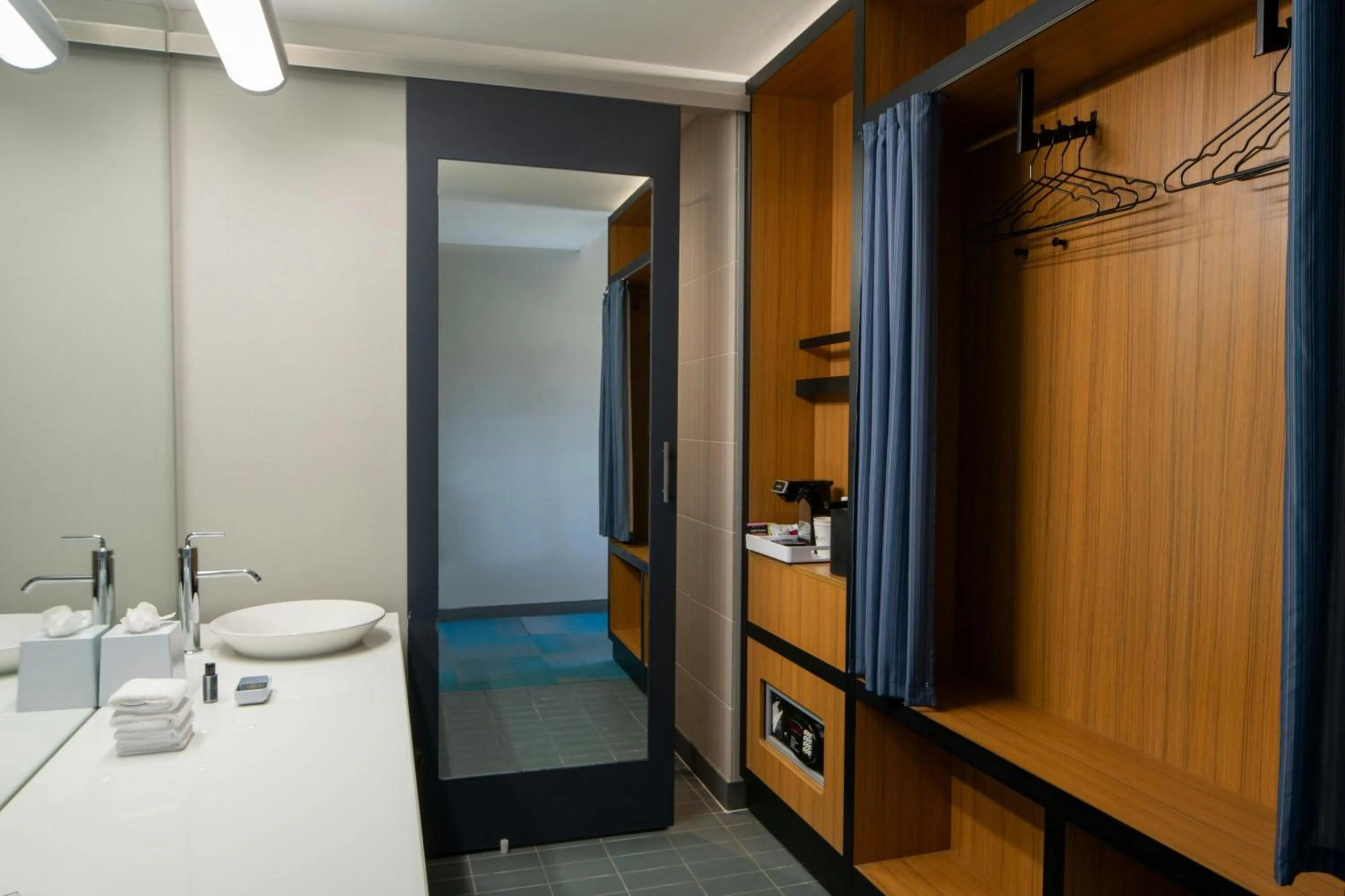 Bathroom in aloft Green Bay