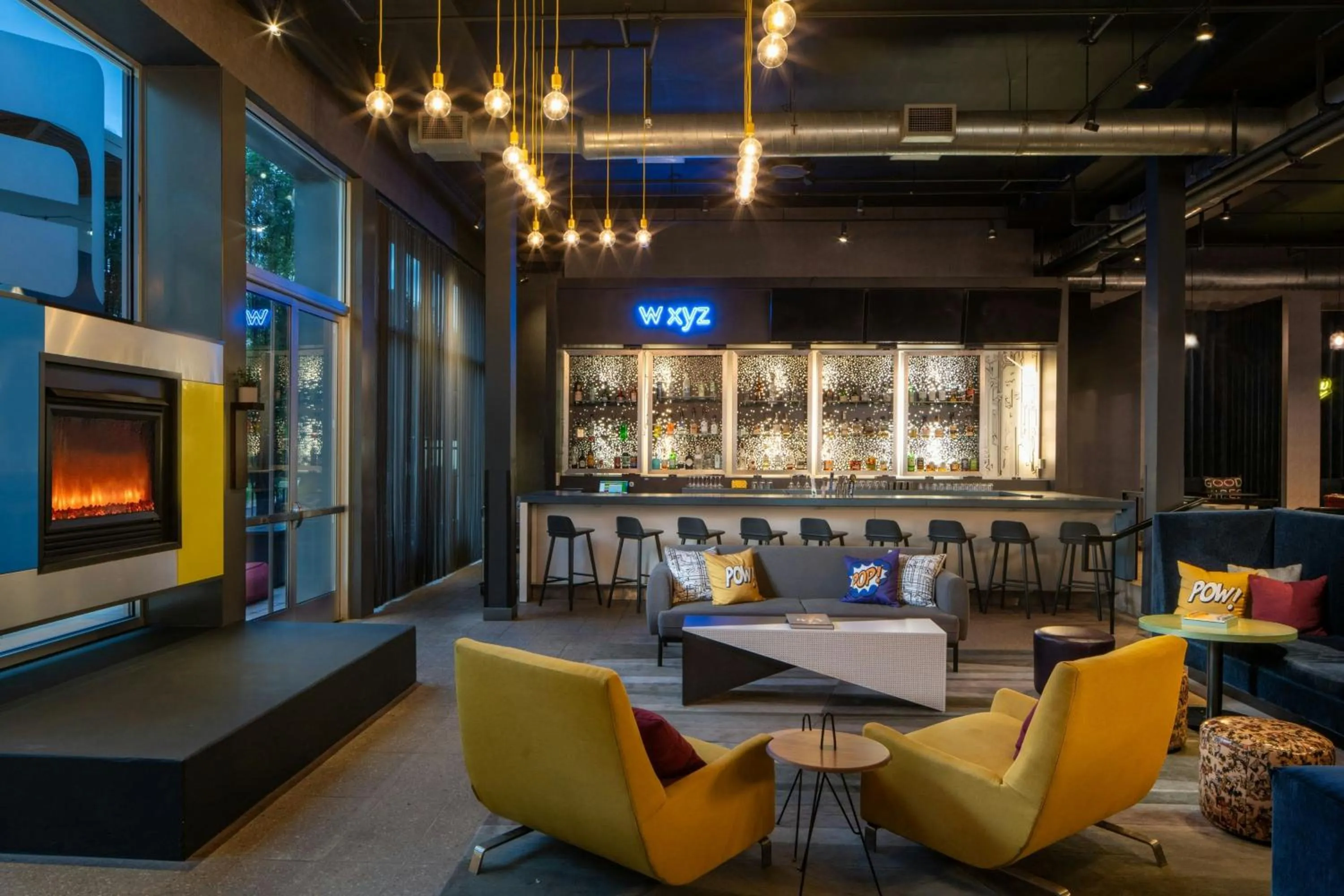 Lounge or bar in aloft Green Bay