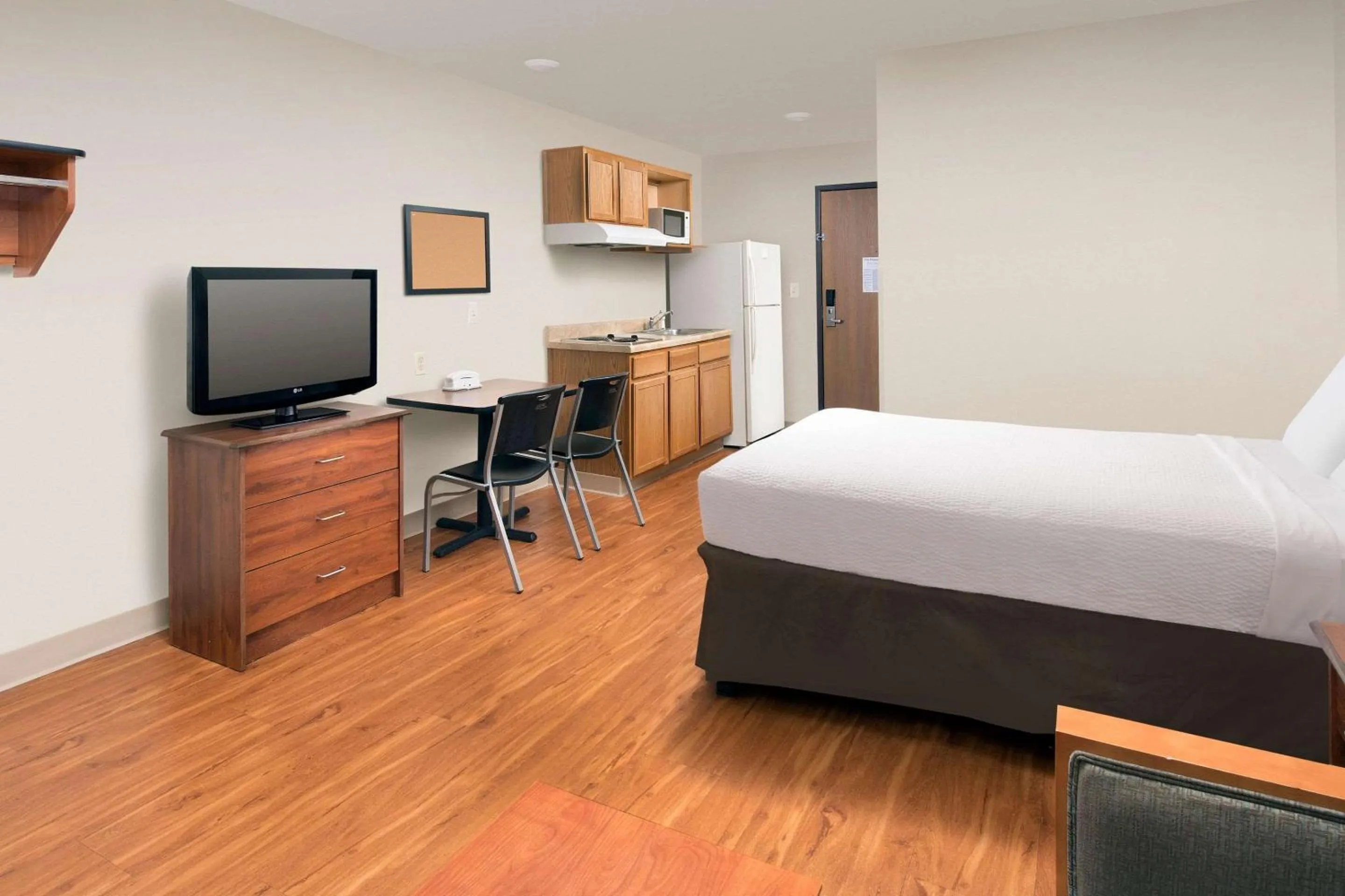 Photo of the whole room, Bed in WoodSpring Suites Killeen
