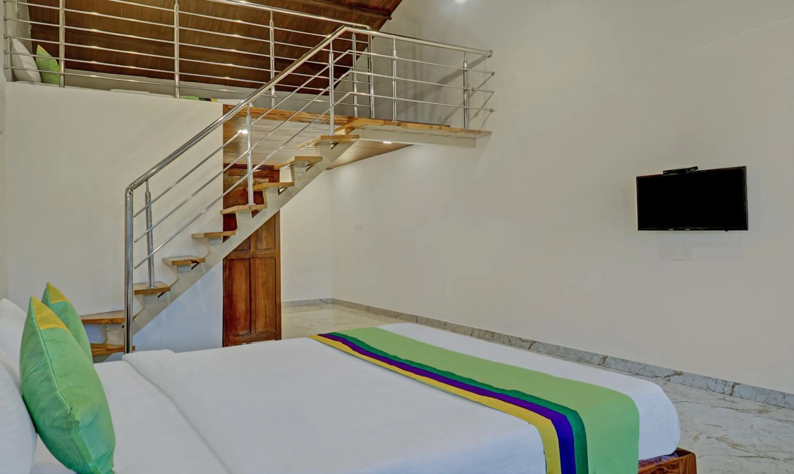 TV and multimedia in Hotel Lake Paradise Mahabaleshwar