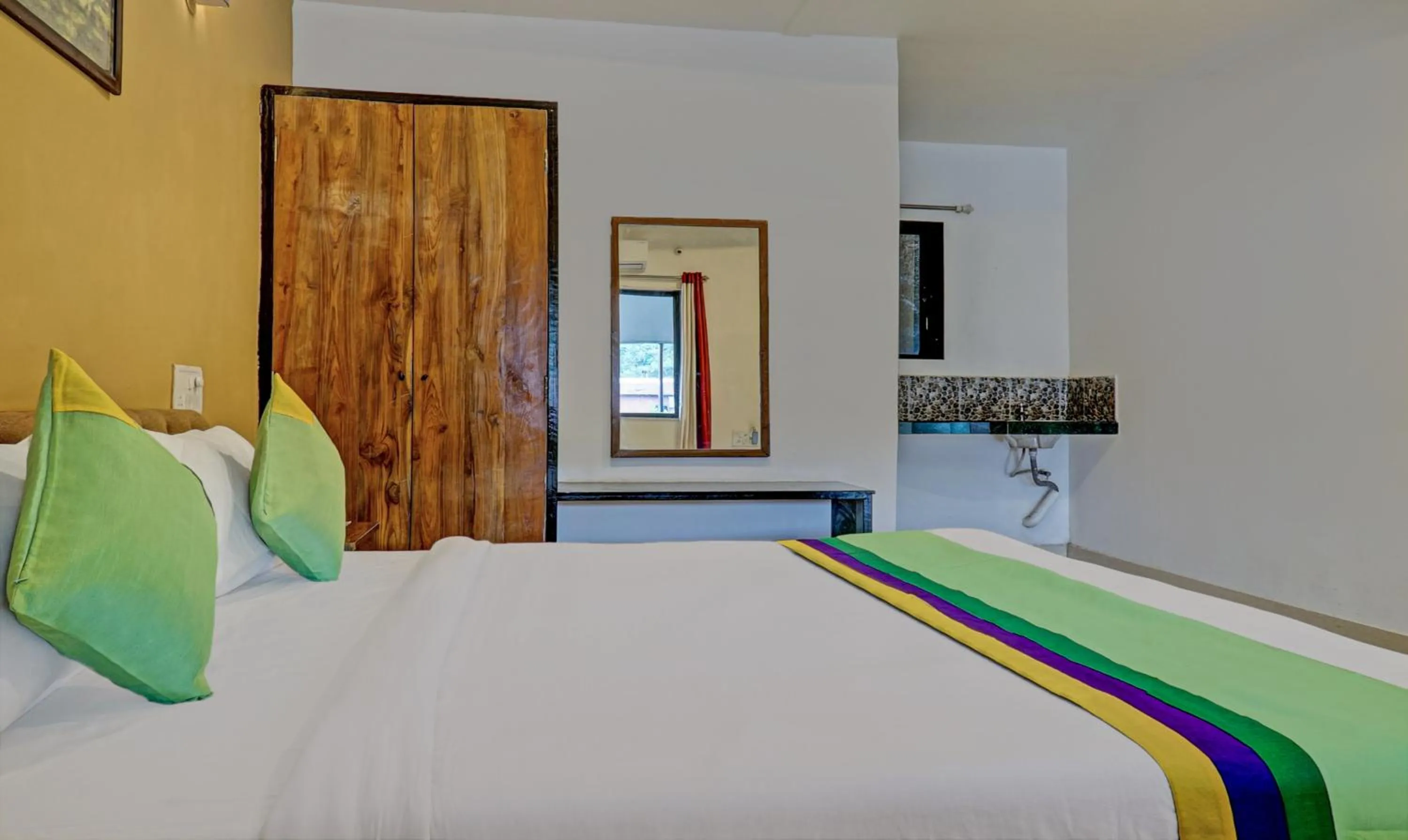 Photo of the whole room, Bed in Hotel Lake Paradise Mahabaleshwar