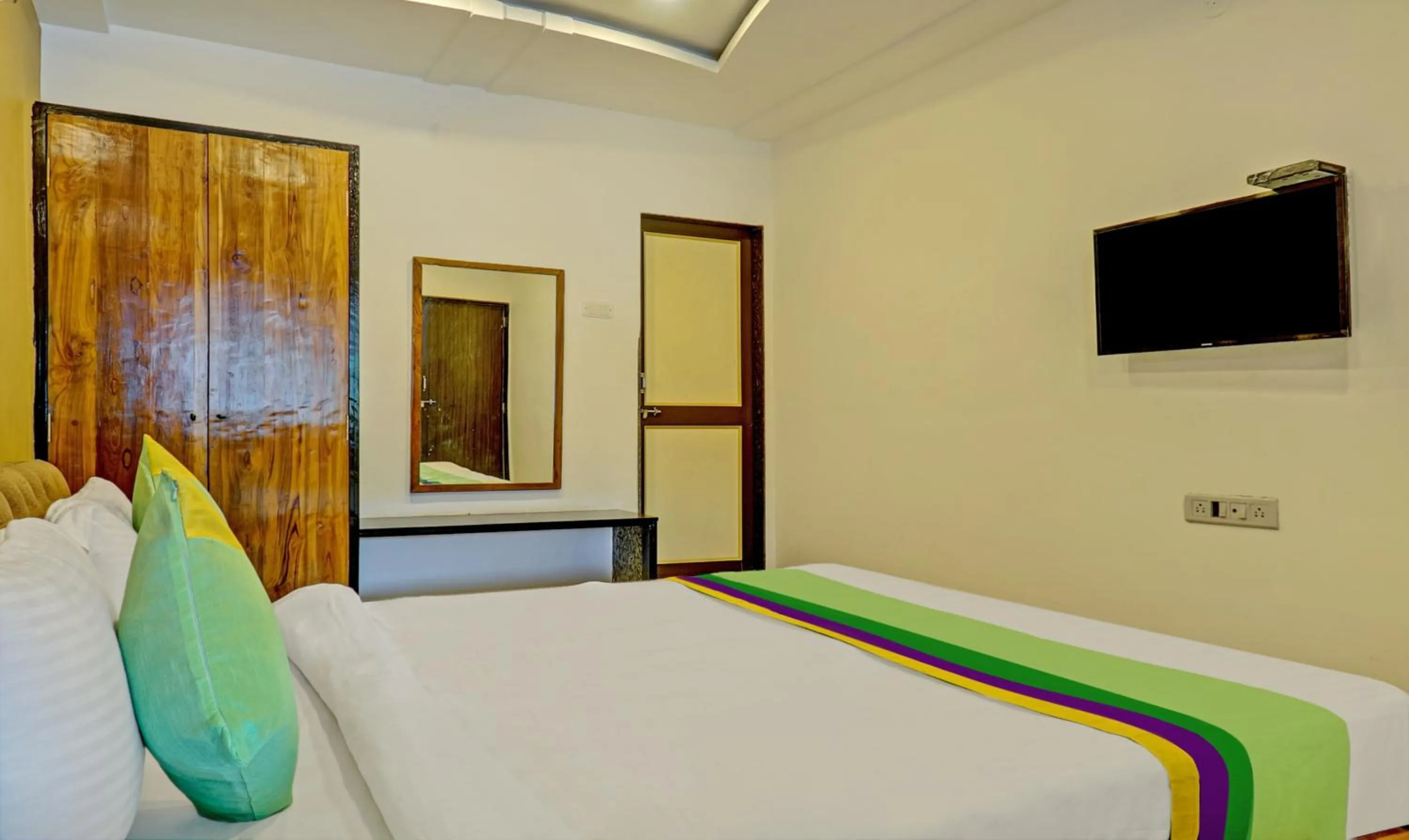 TV and multimedia, Bed in Hotel Lake Paradise Mahabaleshwar