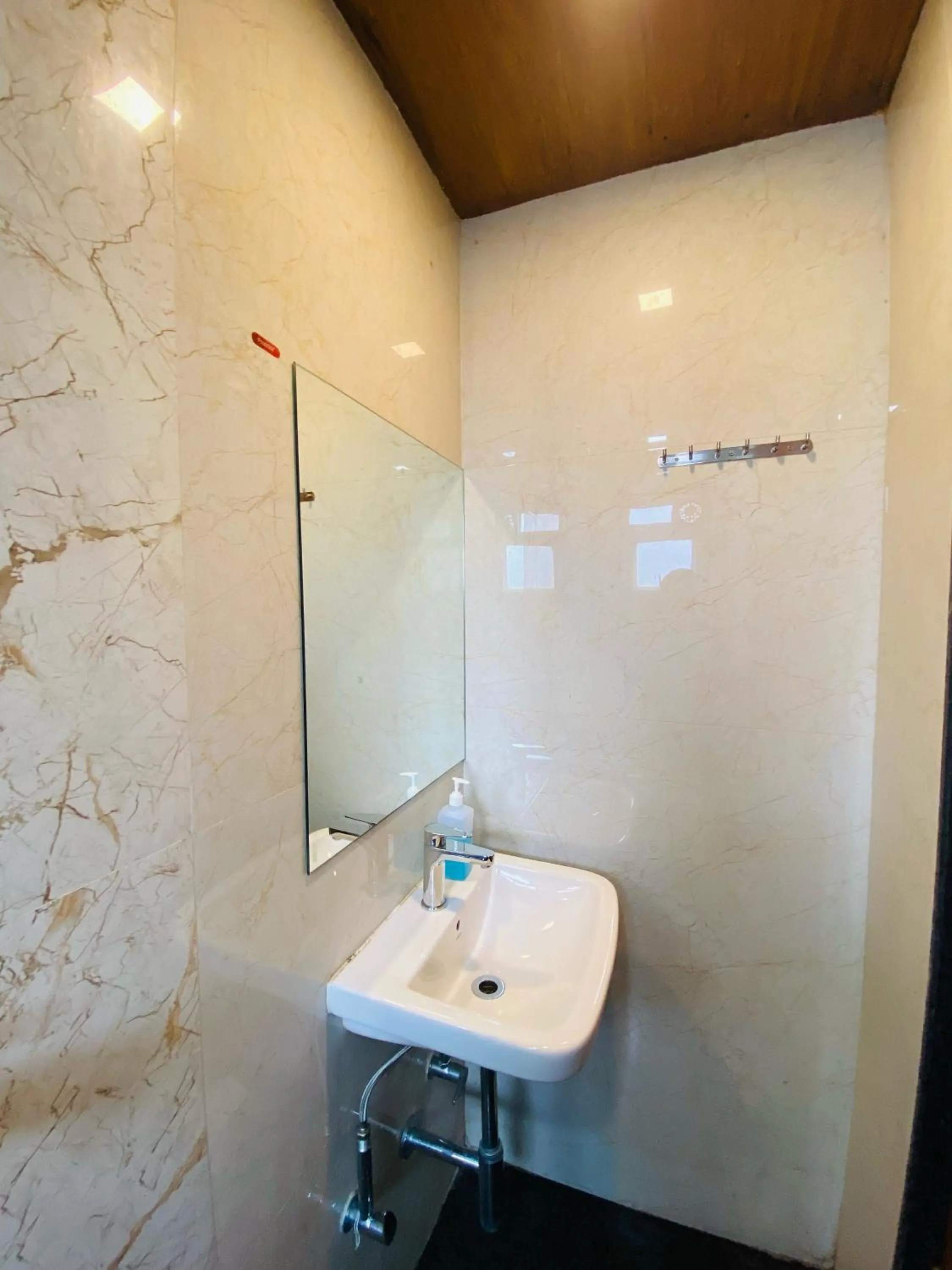 Bathroom in Hotel Lake Paradise Mahabaleshwar