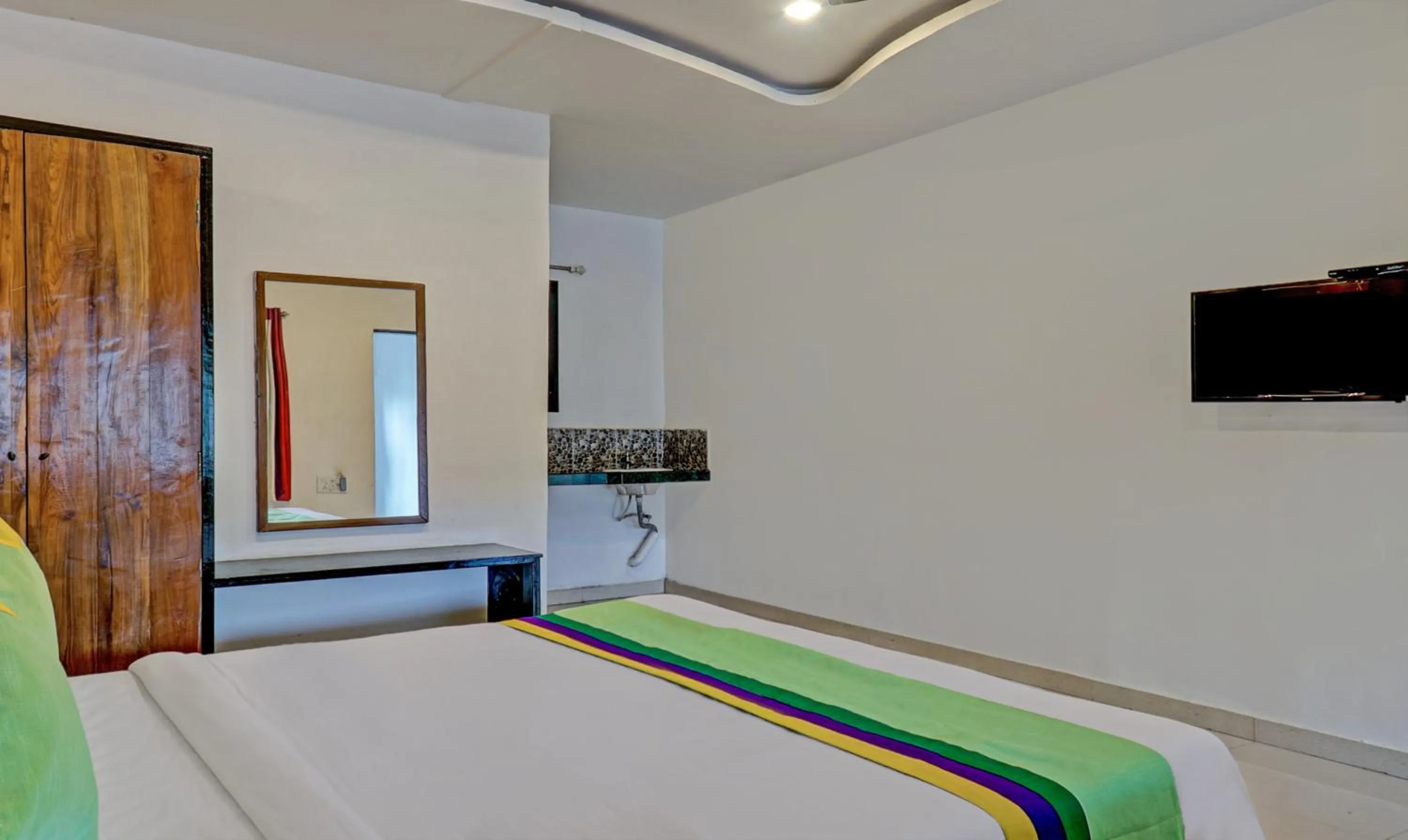 TV and multimedia, Bed in Hotel Lake Paradise Mahabaleshwar