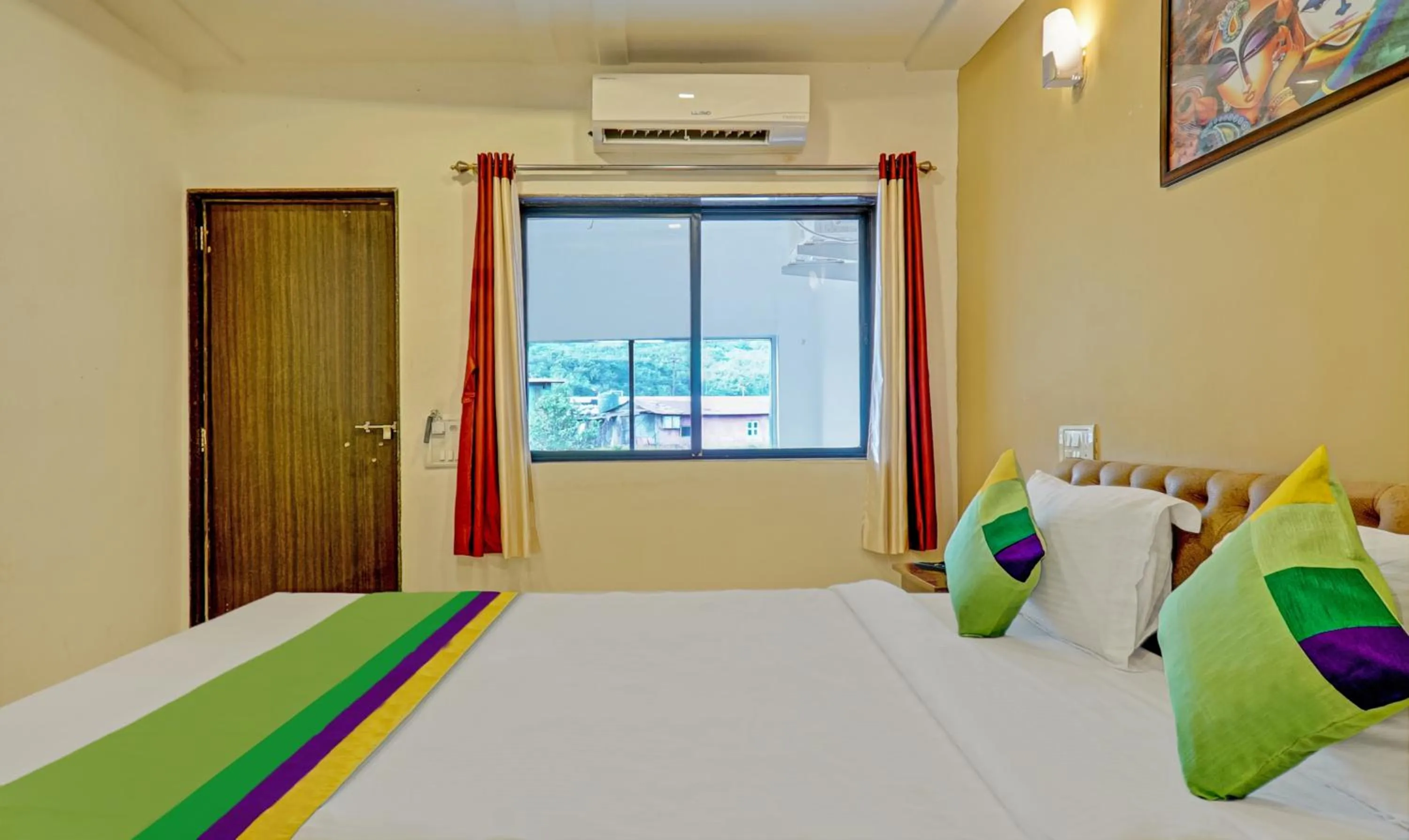 Photo of the whole room, Bed in Hotel Lake Paradise Mahabaleshwar