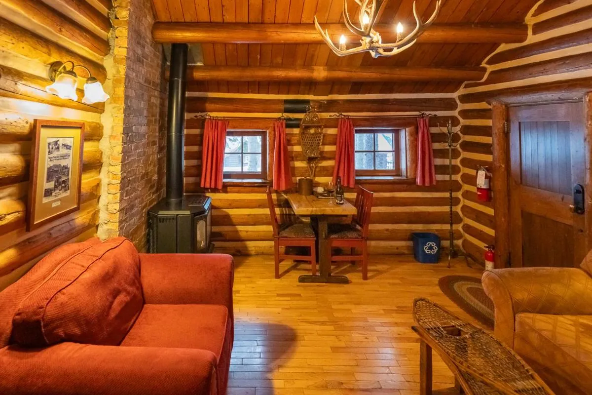 Living room in Storm Mountain Lodge & Cabins