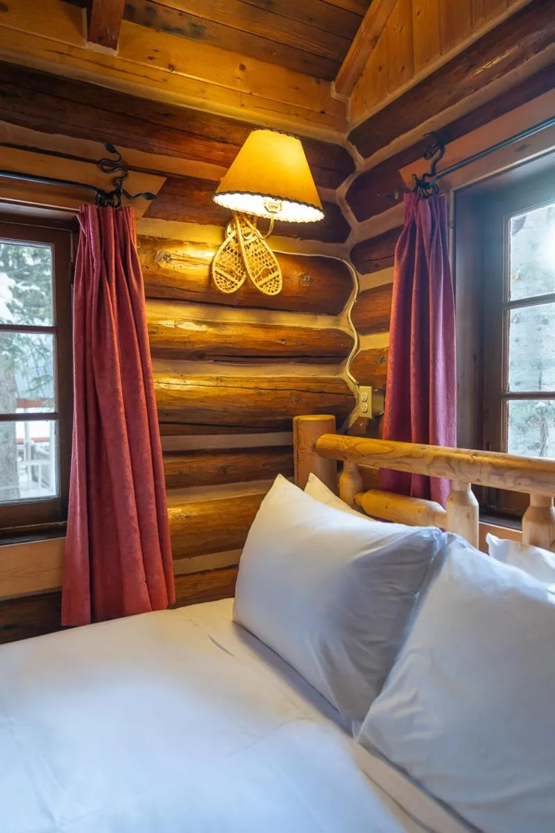 Bed in Storm Mountain Lodge & Cabins