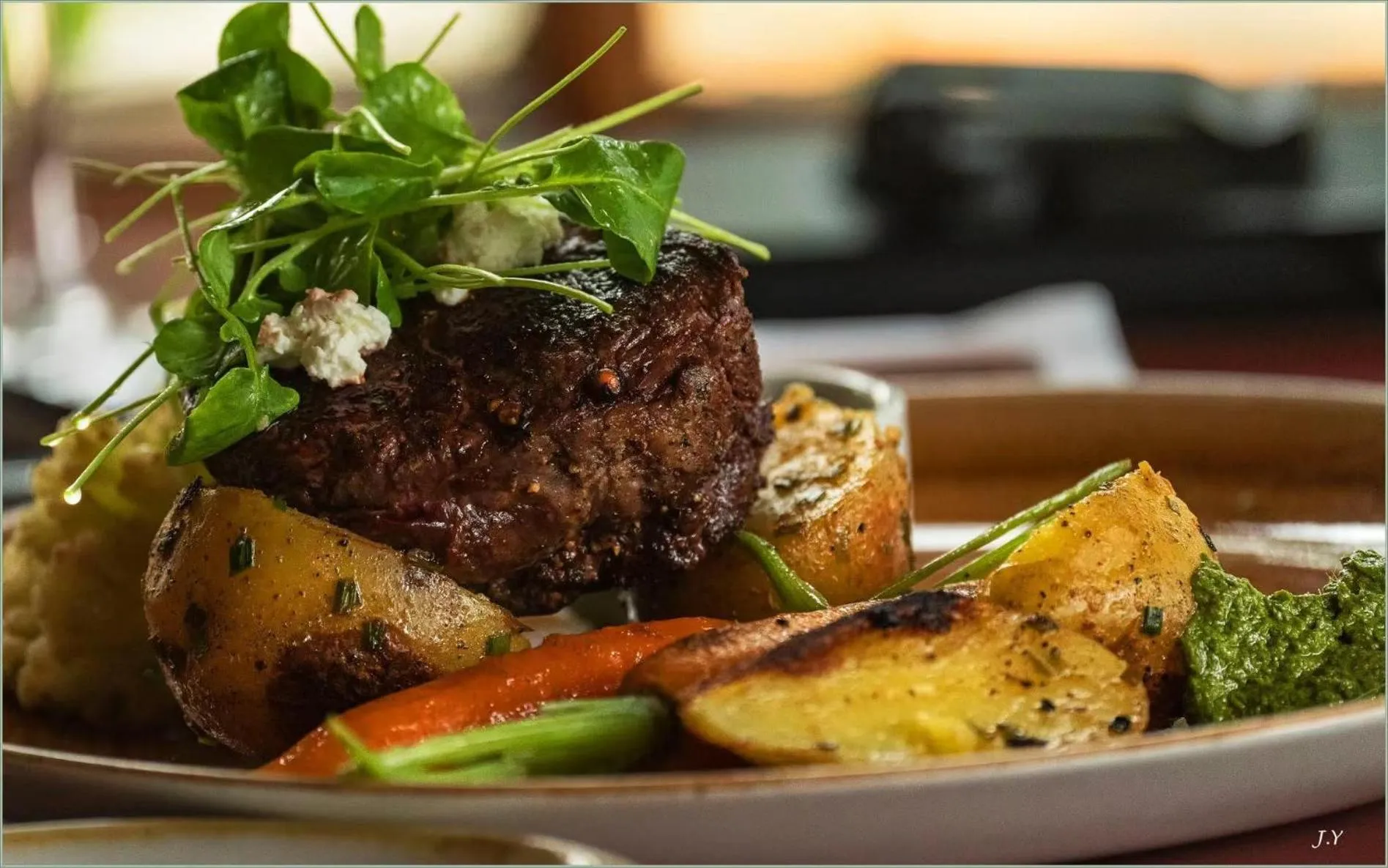 Restaurant/places to eat in Storm Mountain Lodge & Cabins