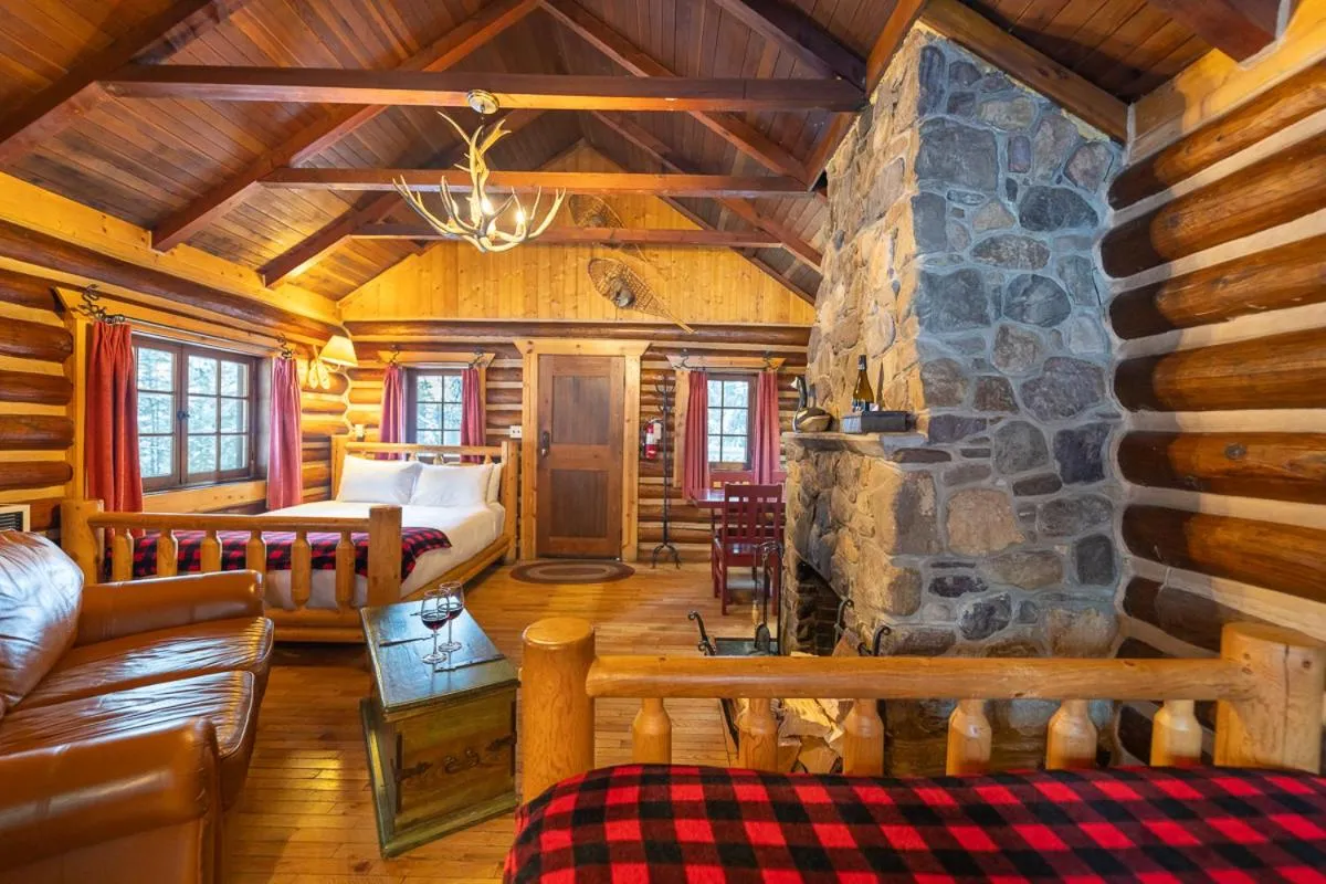 Bed in Storm Mountain Lodge & Cabins