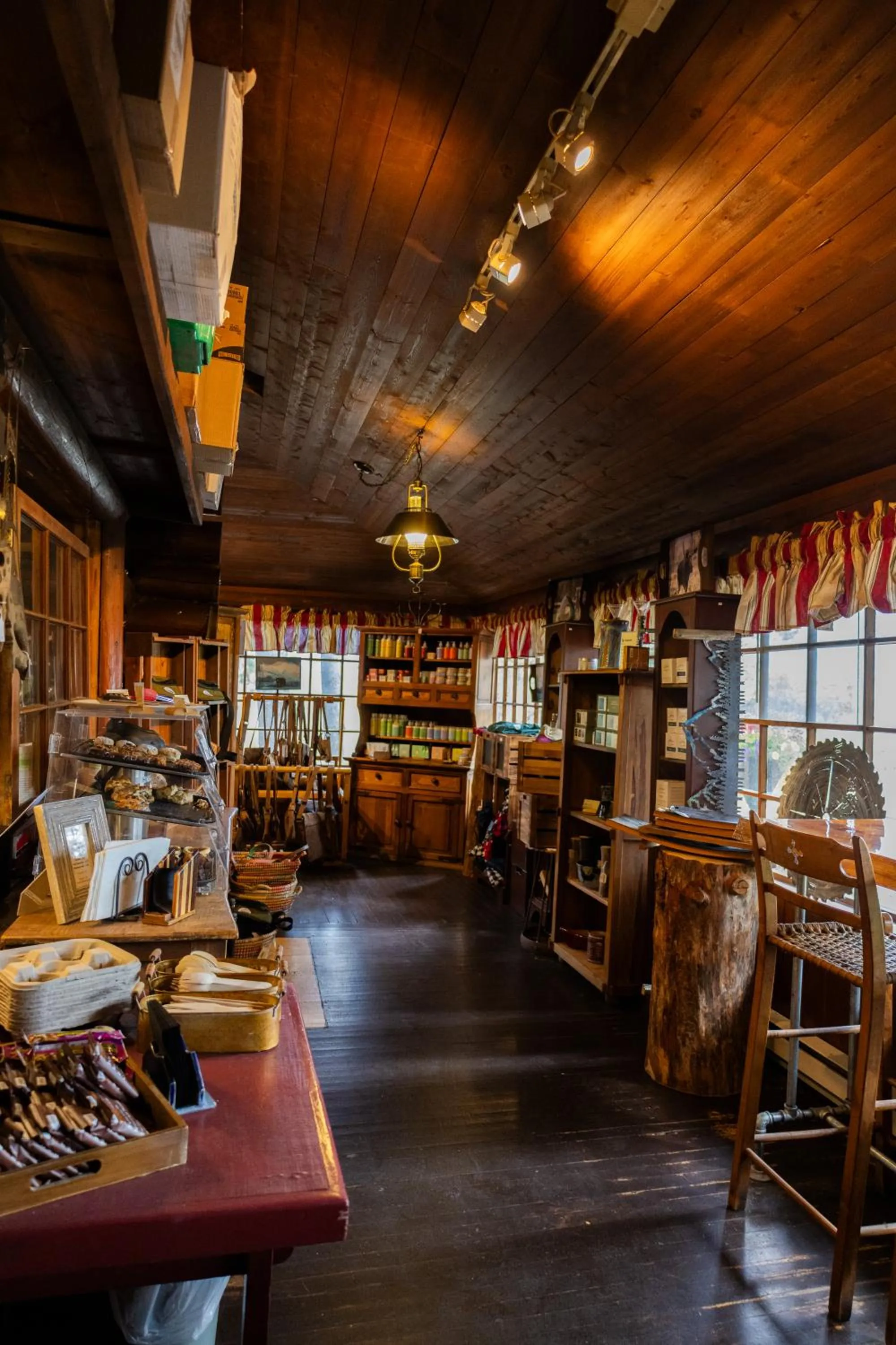 On-site shops in Storm Mountain Lodge & Cabins