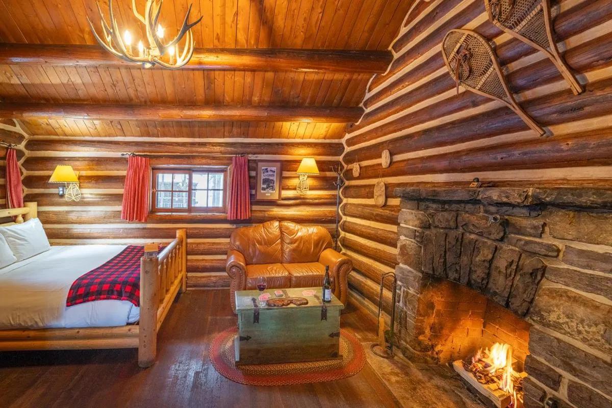 Bed in Storm Mountain Lodge & Cabins